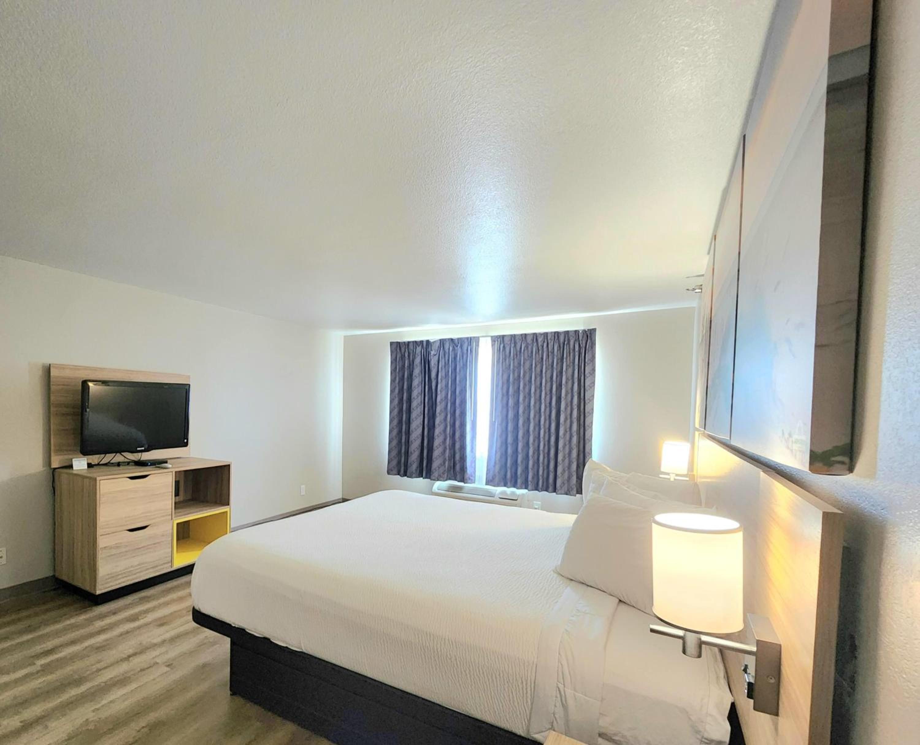 Two-Bedroom Executive Suite with Two King Beds - Non-Smoking - Photo 7