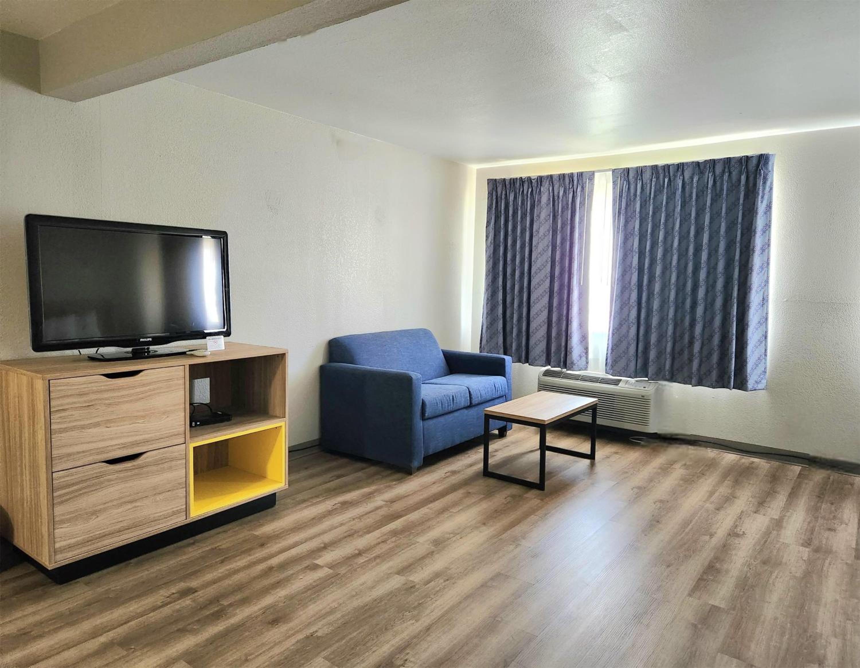 Deluxe King Suite - Non-Smoking - Photo 3