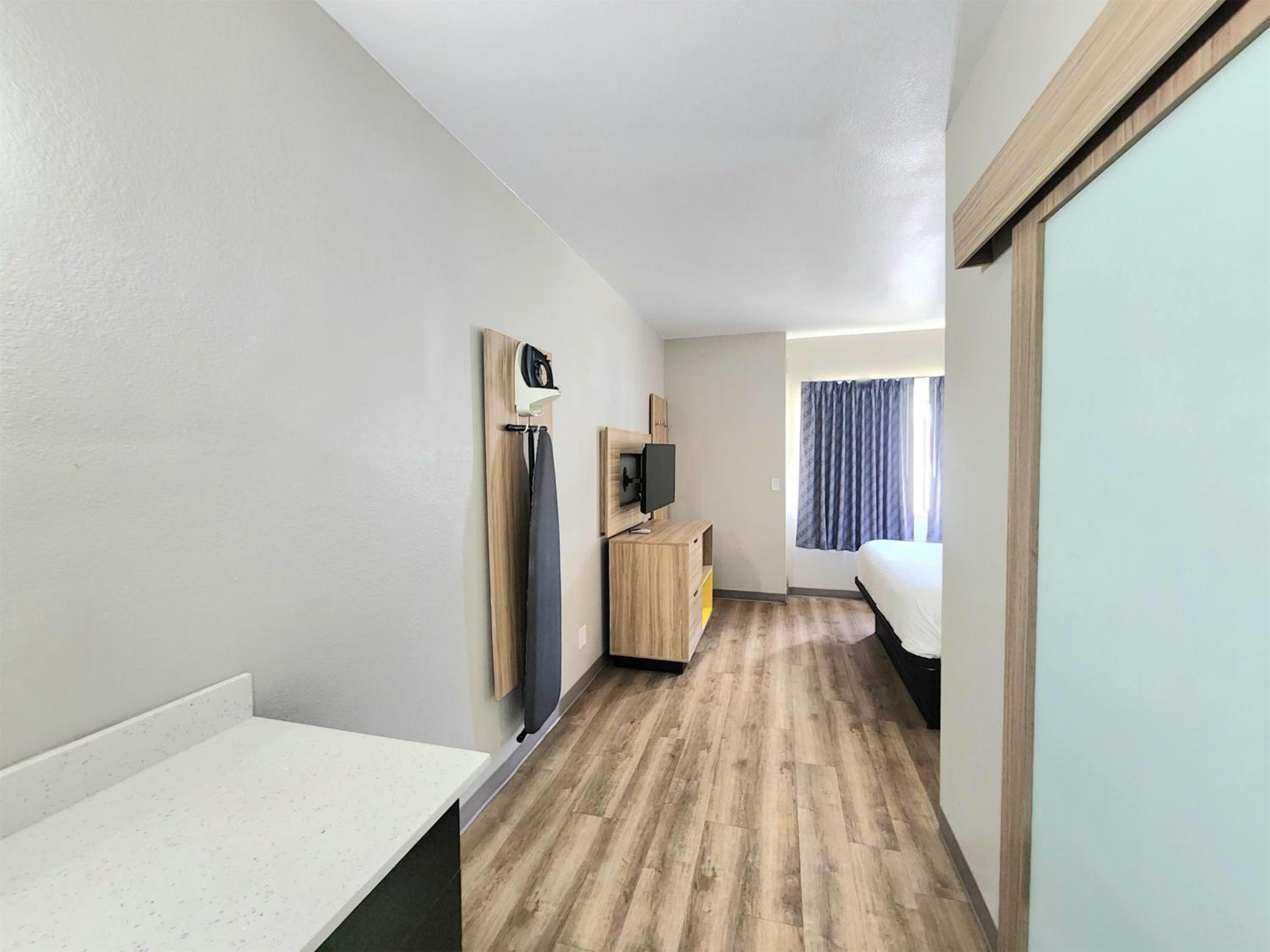 Two-Bedroom Executive Suite with Two King Beds - Non-Smoking - Photo 3