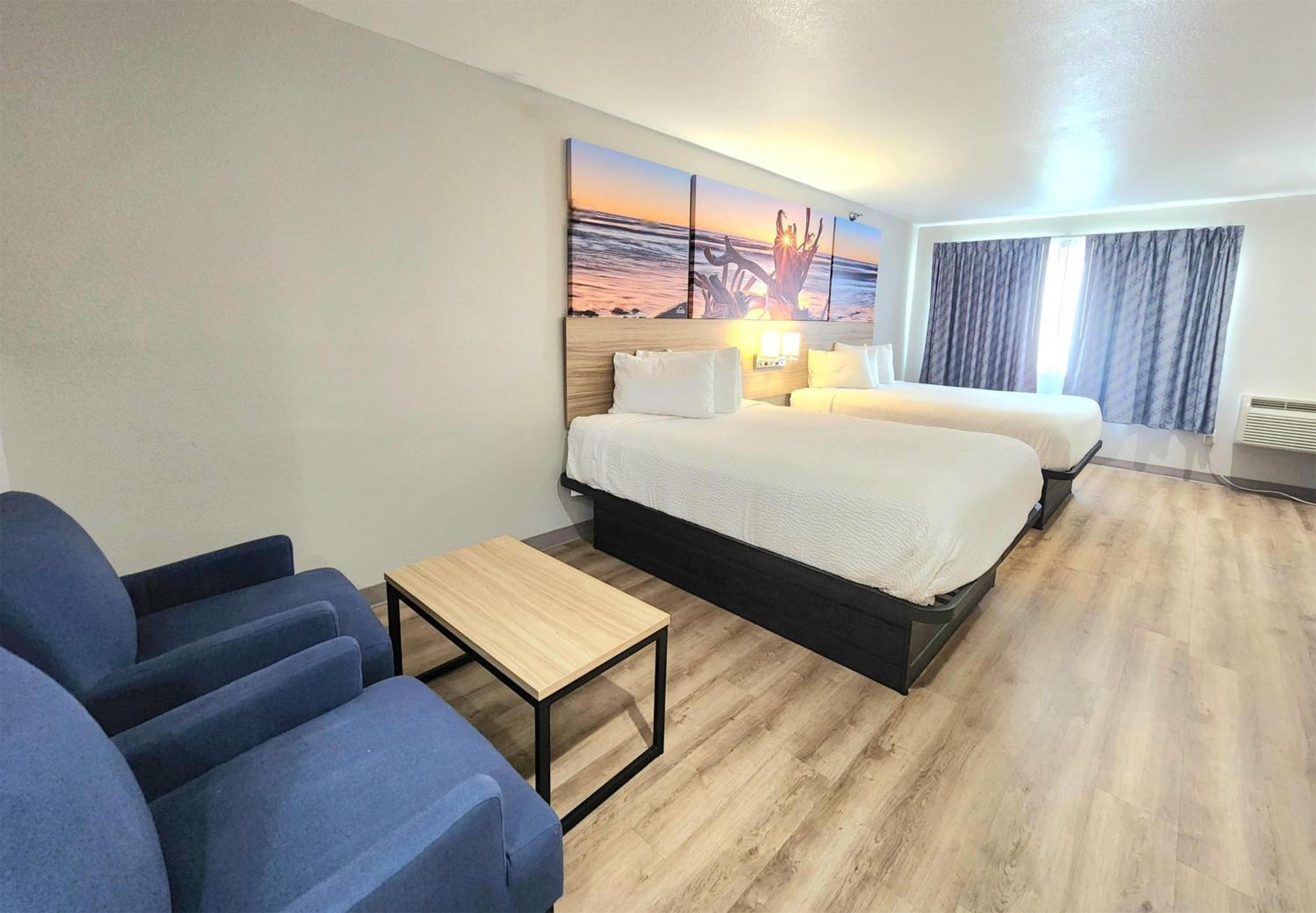 Queen Room with Two Queen Beds - Non-Smoking - Photo 1