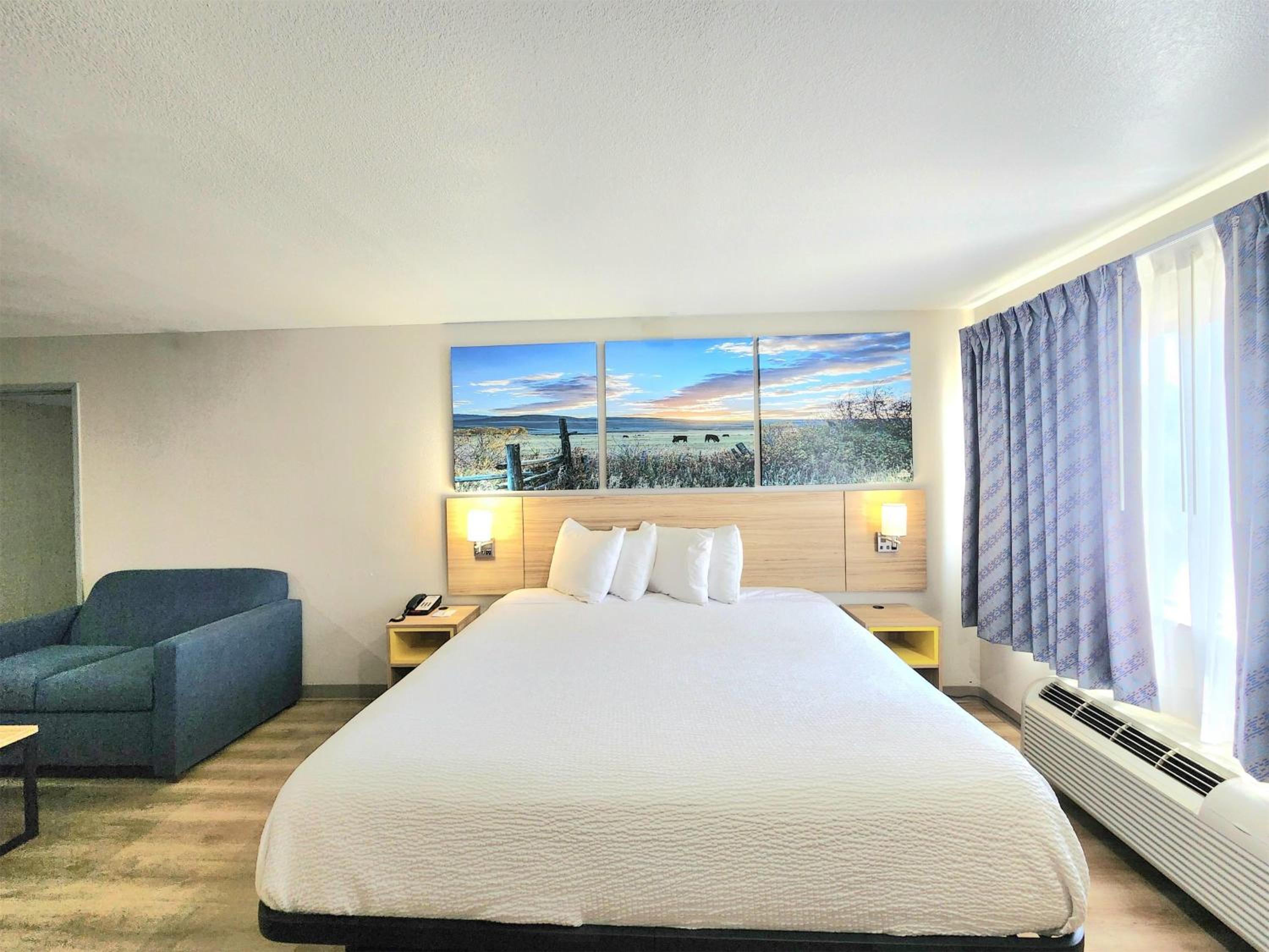 King Room - Non-Smoking - Photo 2
