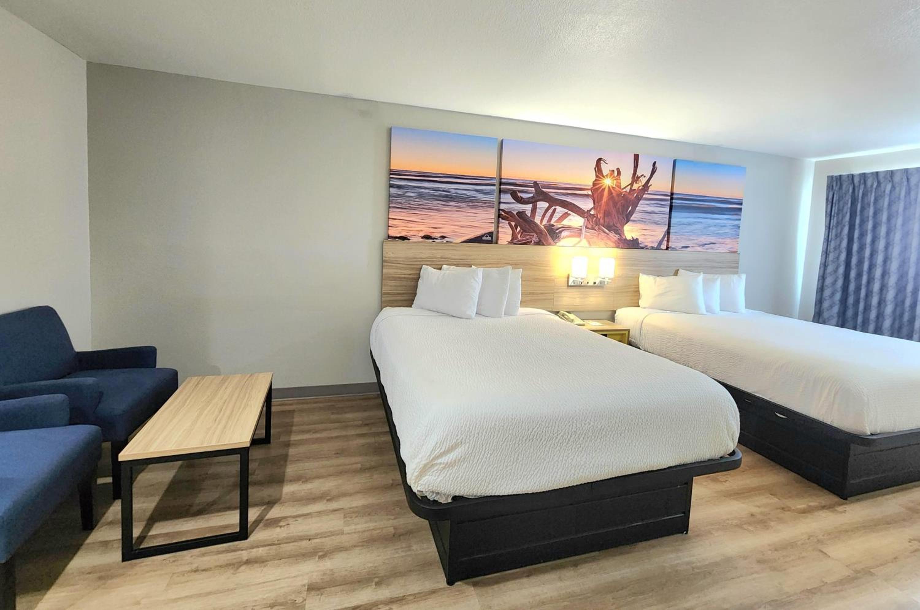 Queen Room with Two Queen Beds - Non-Smoking - Photo 2