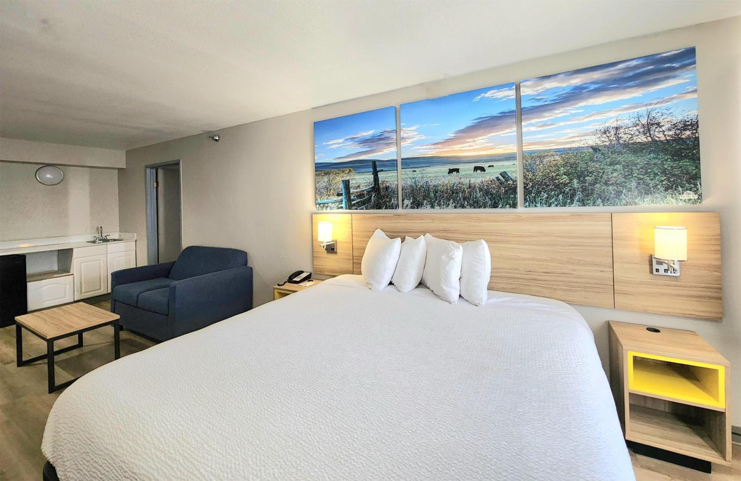King Room - Non-Smoking - Photo 3