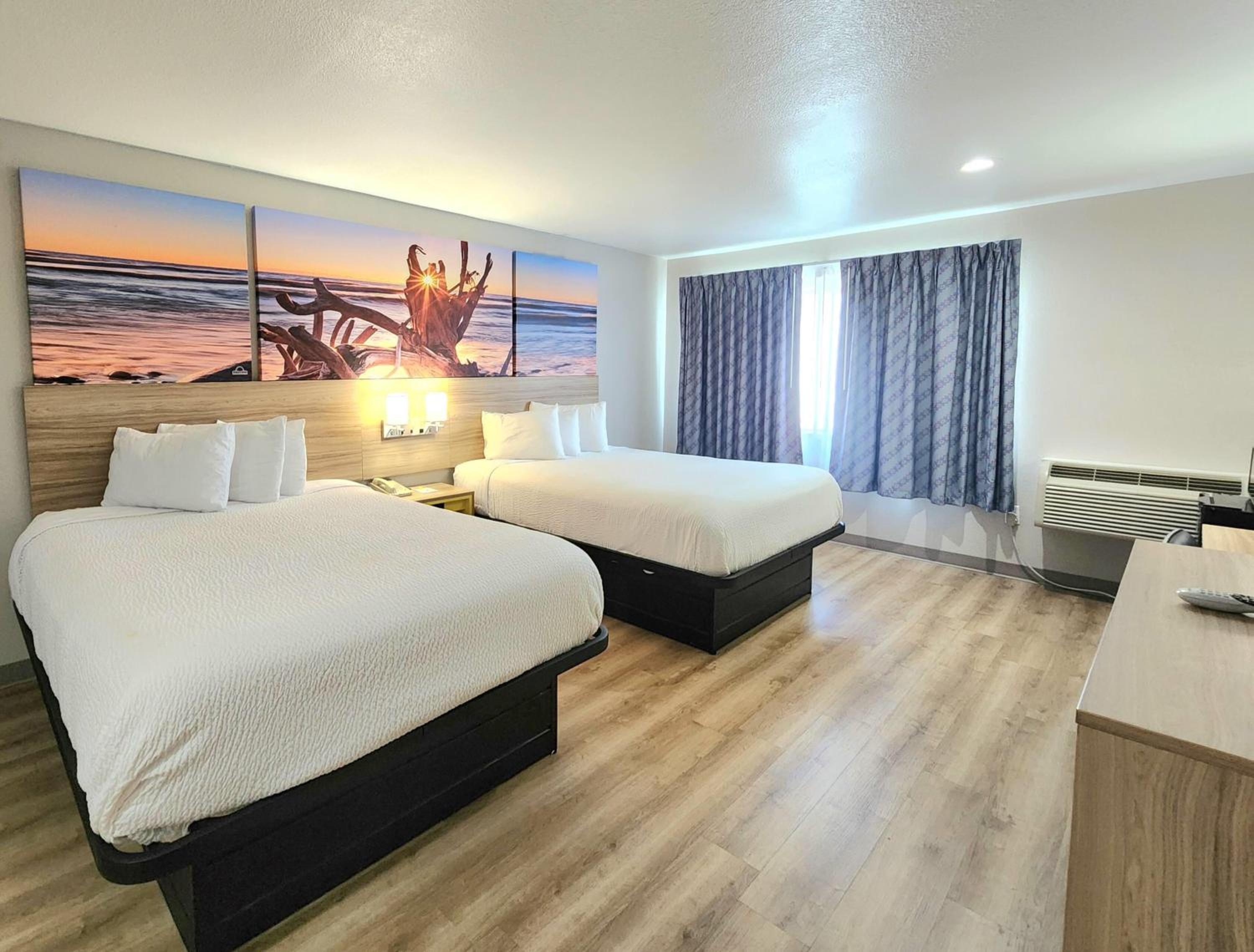Queen Room with Two Queen Beds - Non-Smoking - Photo 3