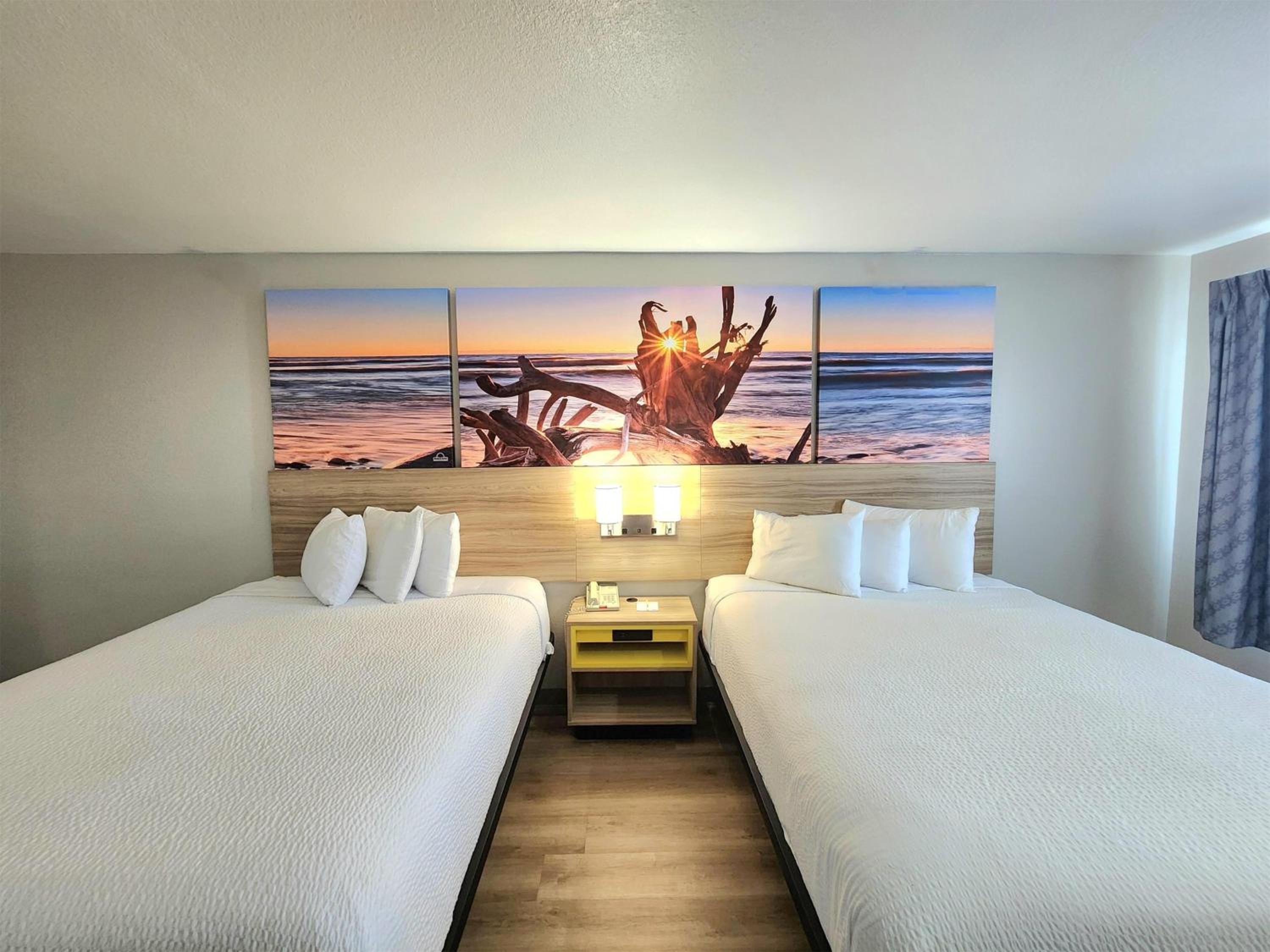 Queen Room with Two Queen Beds - Non-Smoking - Photo 5