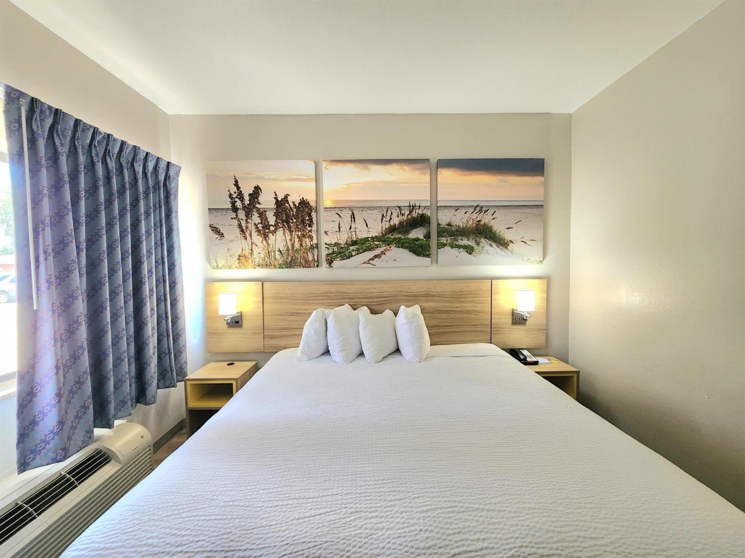 Deluxe King Suite - Non-Smoking - Photo 5