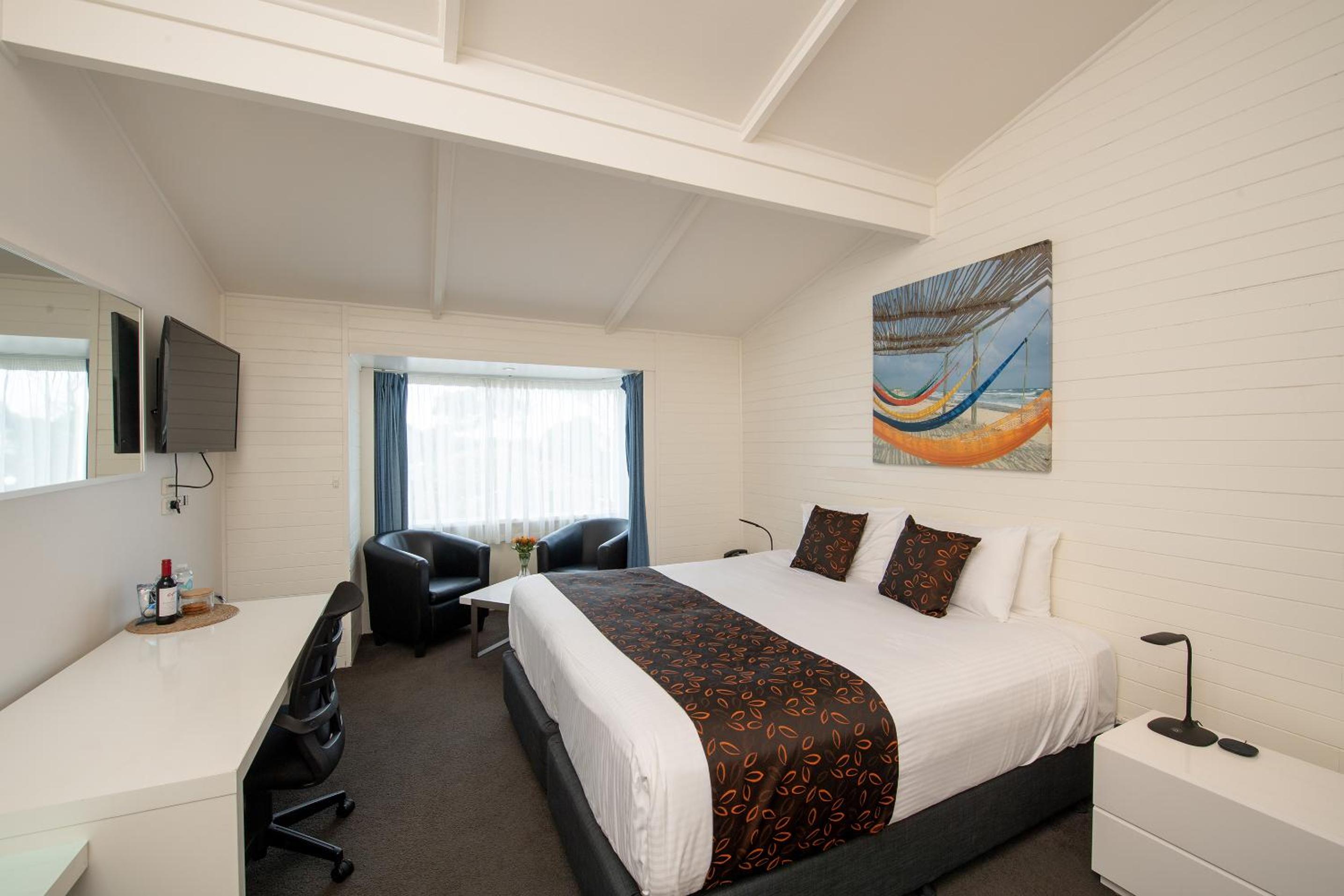 Superior Queen Room with Pool View - Photo 8