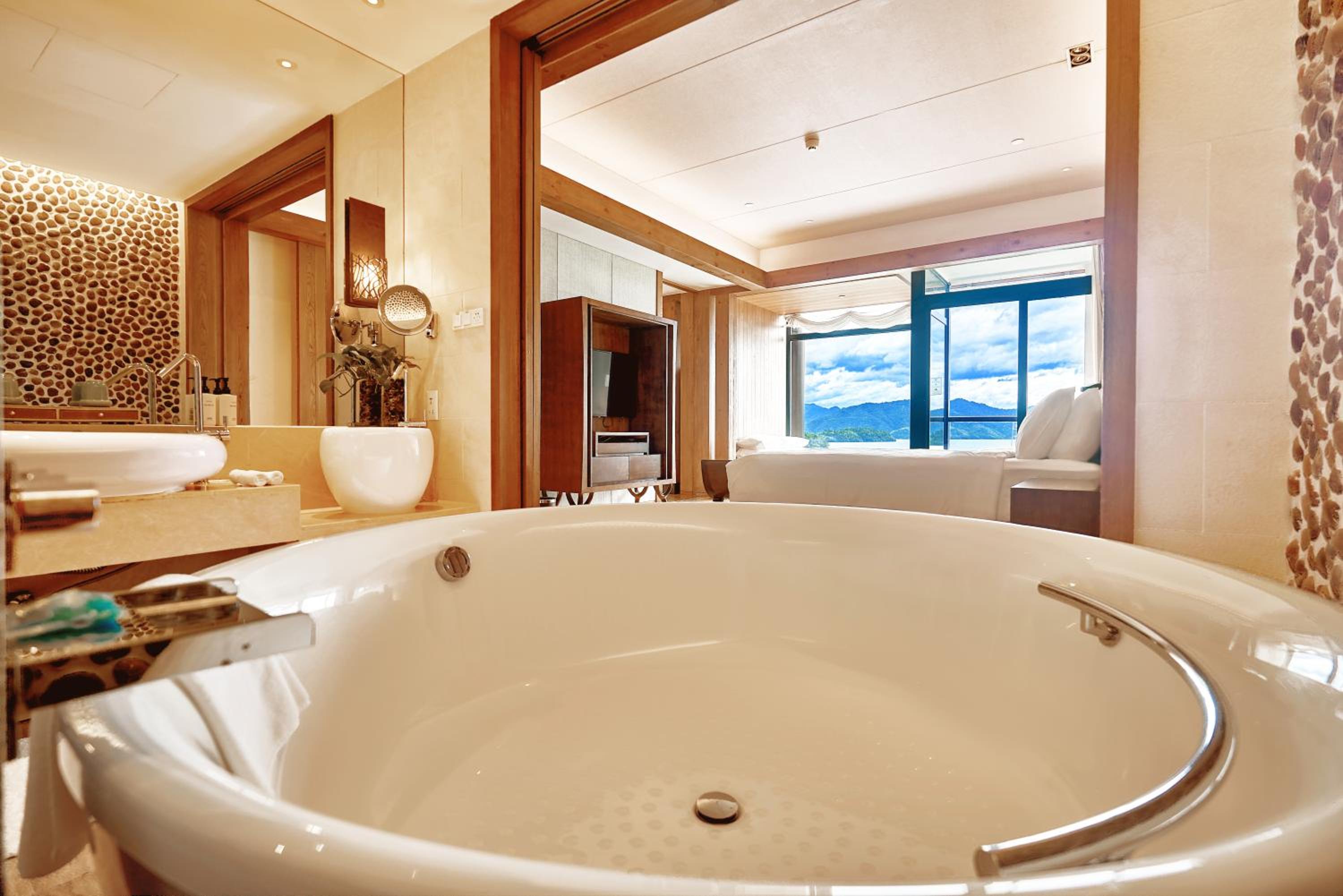 Suite with One King Bed and Lounge Access (Non Smoking) photo 1
