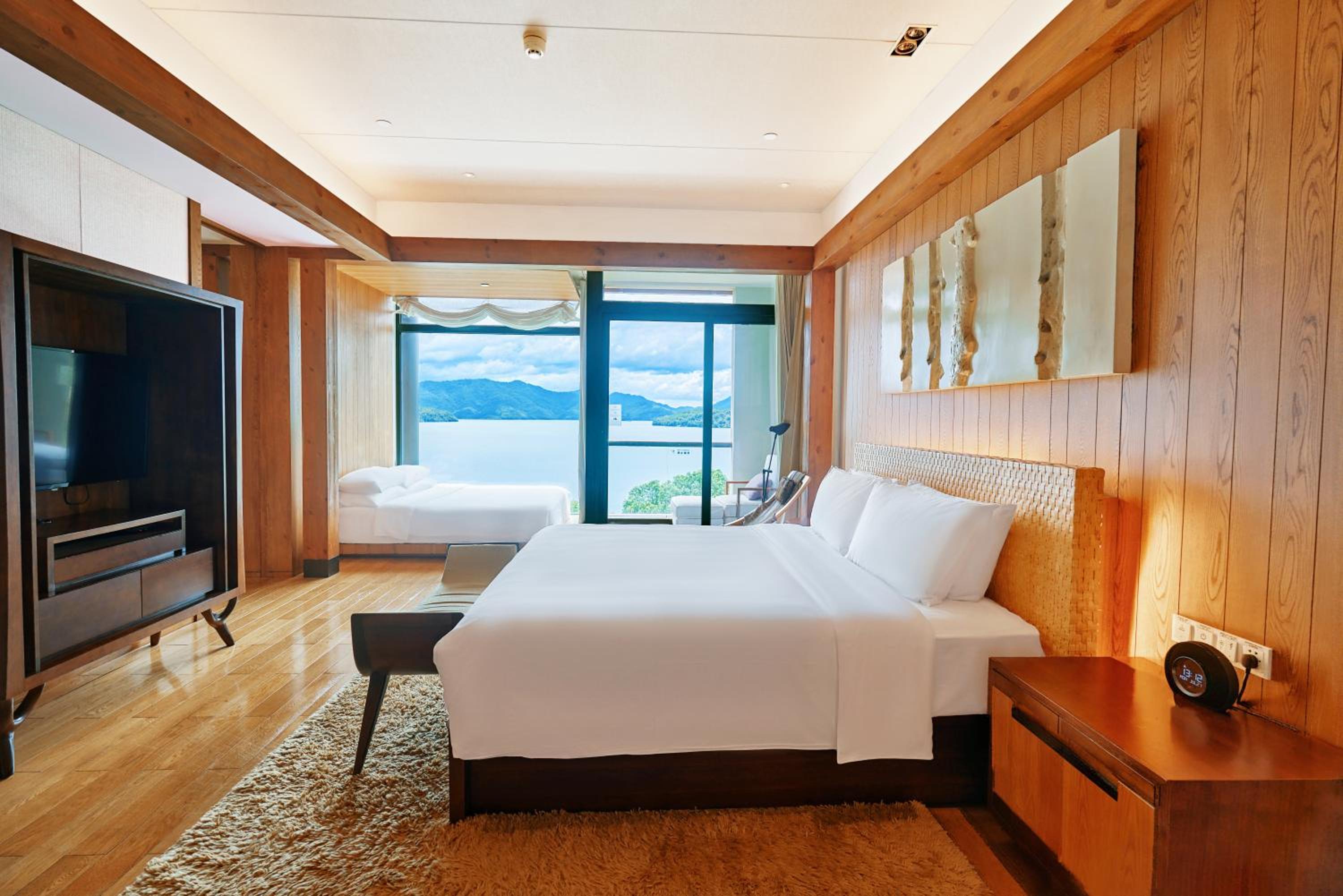 Suite with One King Bed and Lounge Access (Non Smoking) photo 3