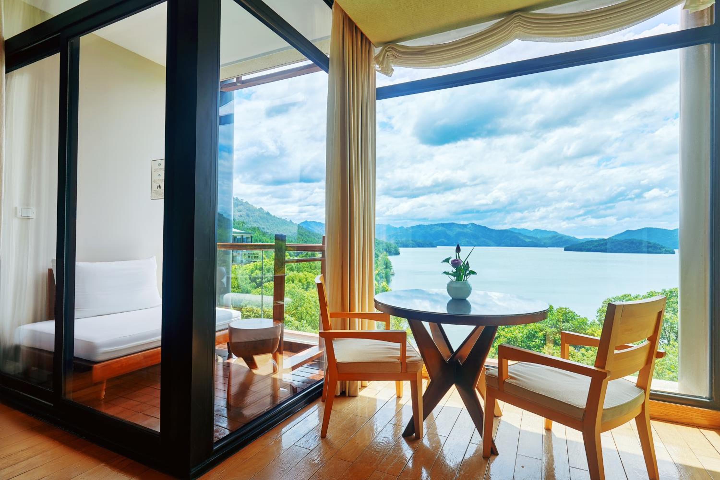 Suite with One King Bed and Lounge Access (Non Smoking) photo 2