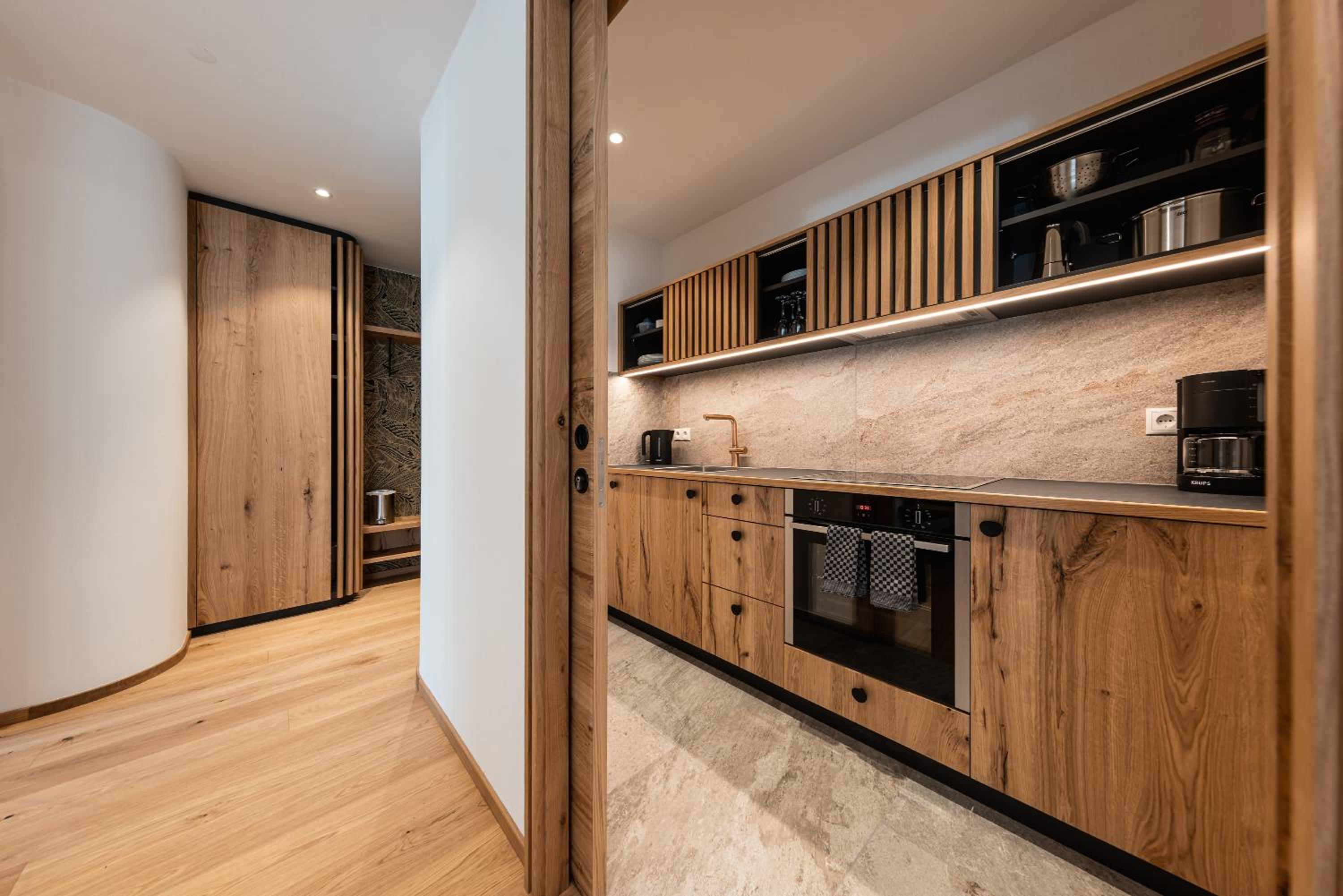 One-Bedroom Apartment with Balcony and Mountain View   photo 2