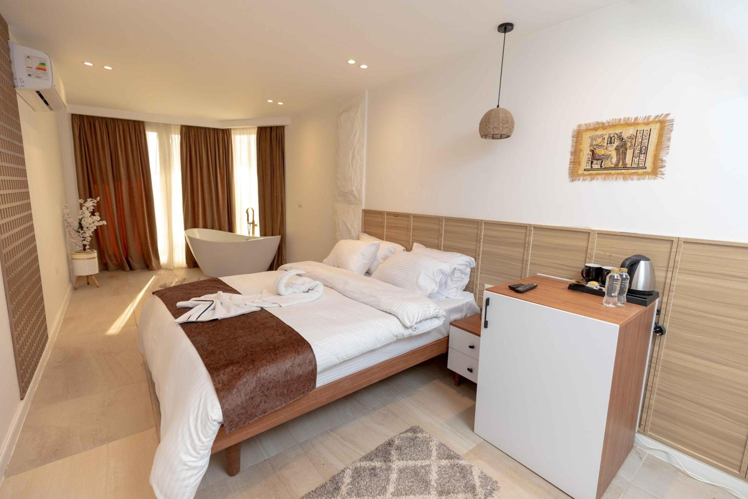 Luxury Suite With Balcony Pyramids View photo 1