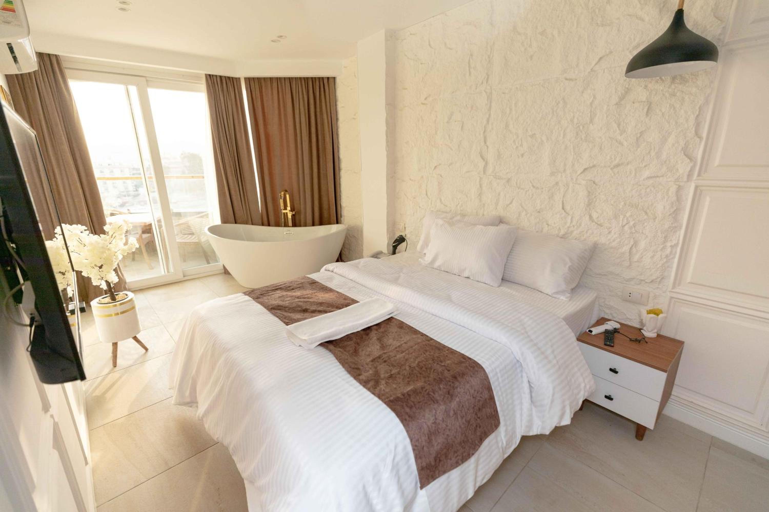 Superior Suite With Balcony Pyramids View photo 3