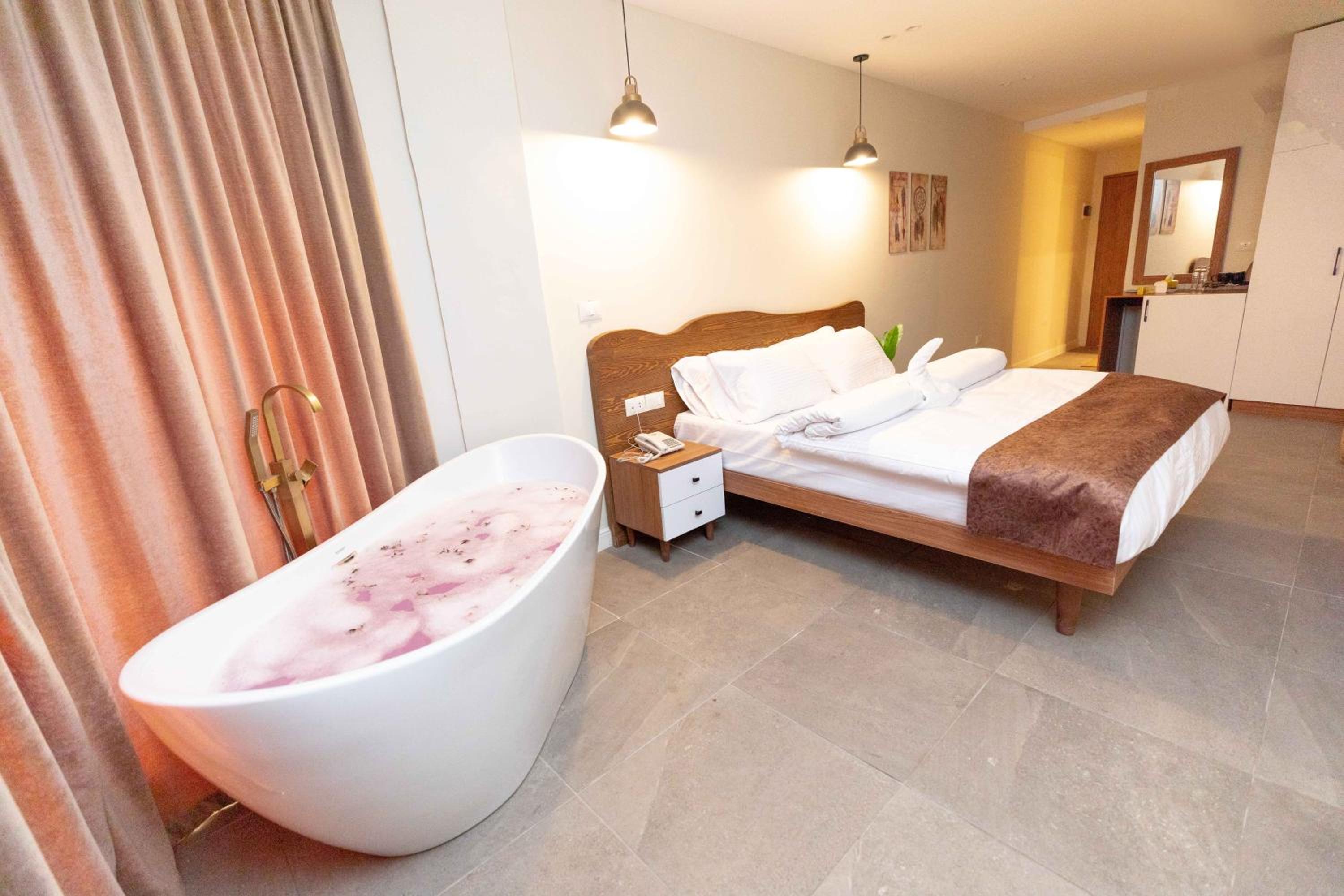 Deluxe Suite With Balcony Pyramids View photo 3
