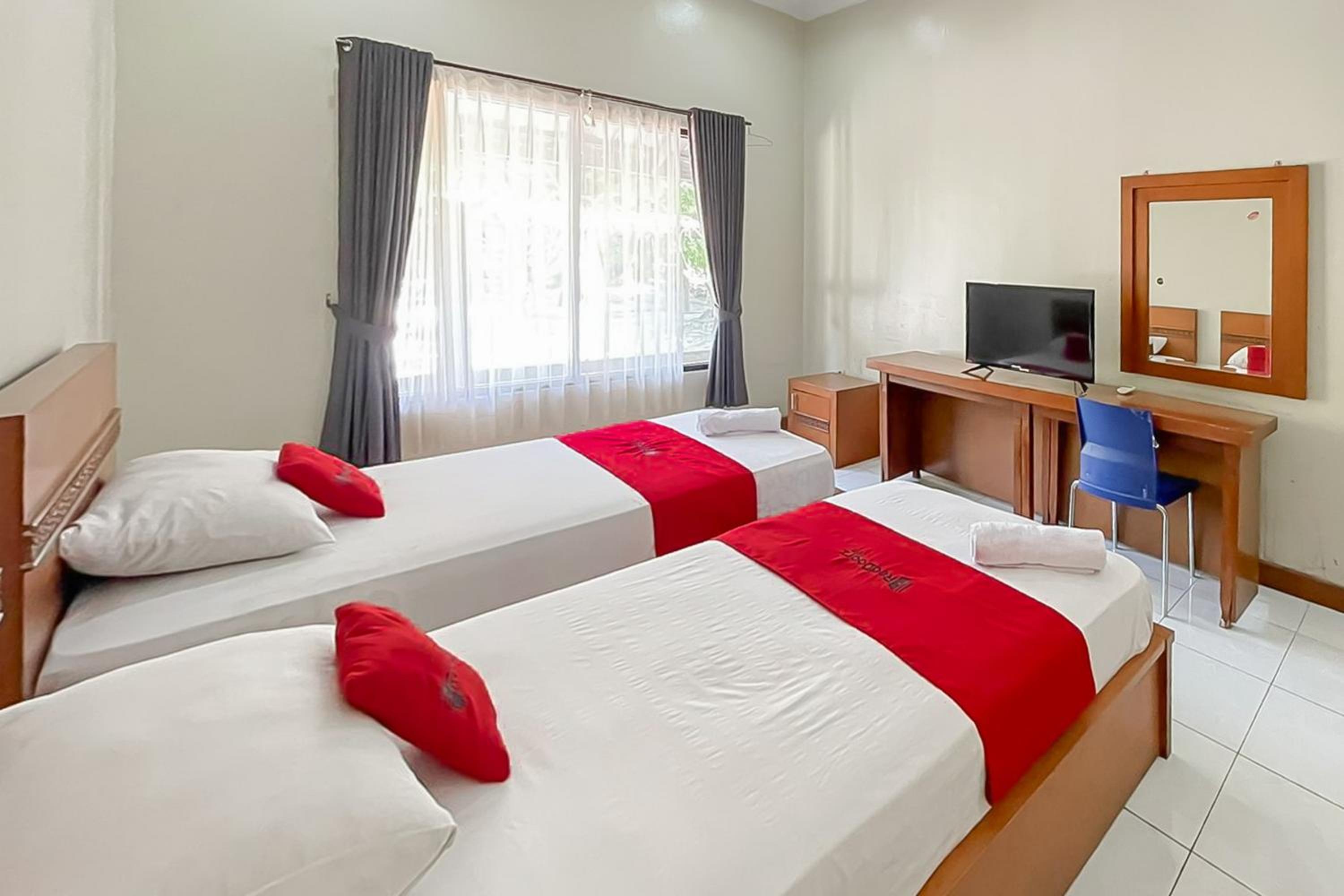 Standard Twin Room - Photo 7