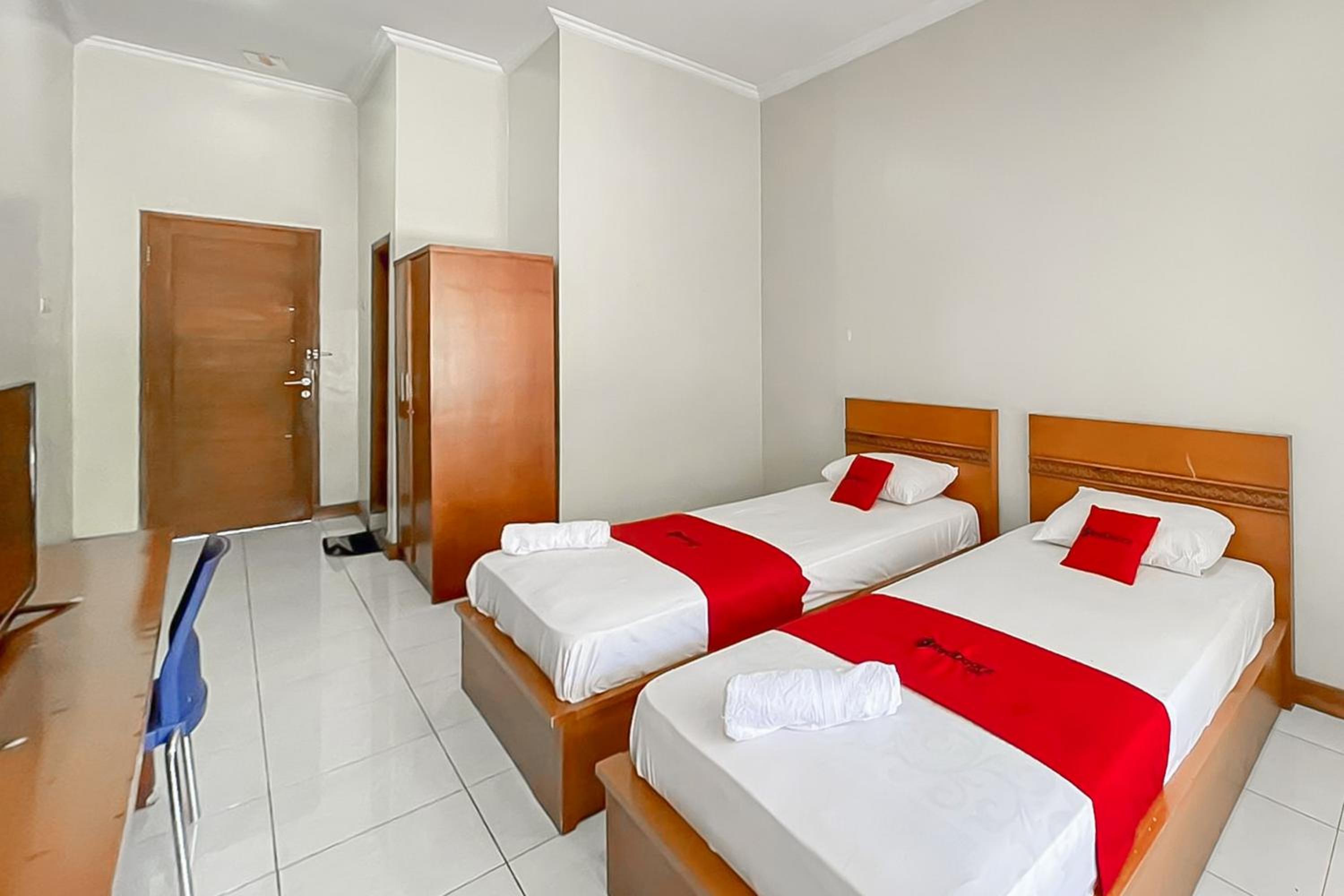 Standard Twin Room - Photo 6