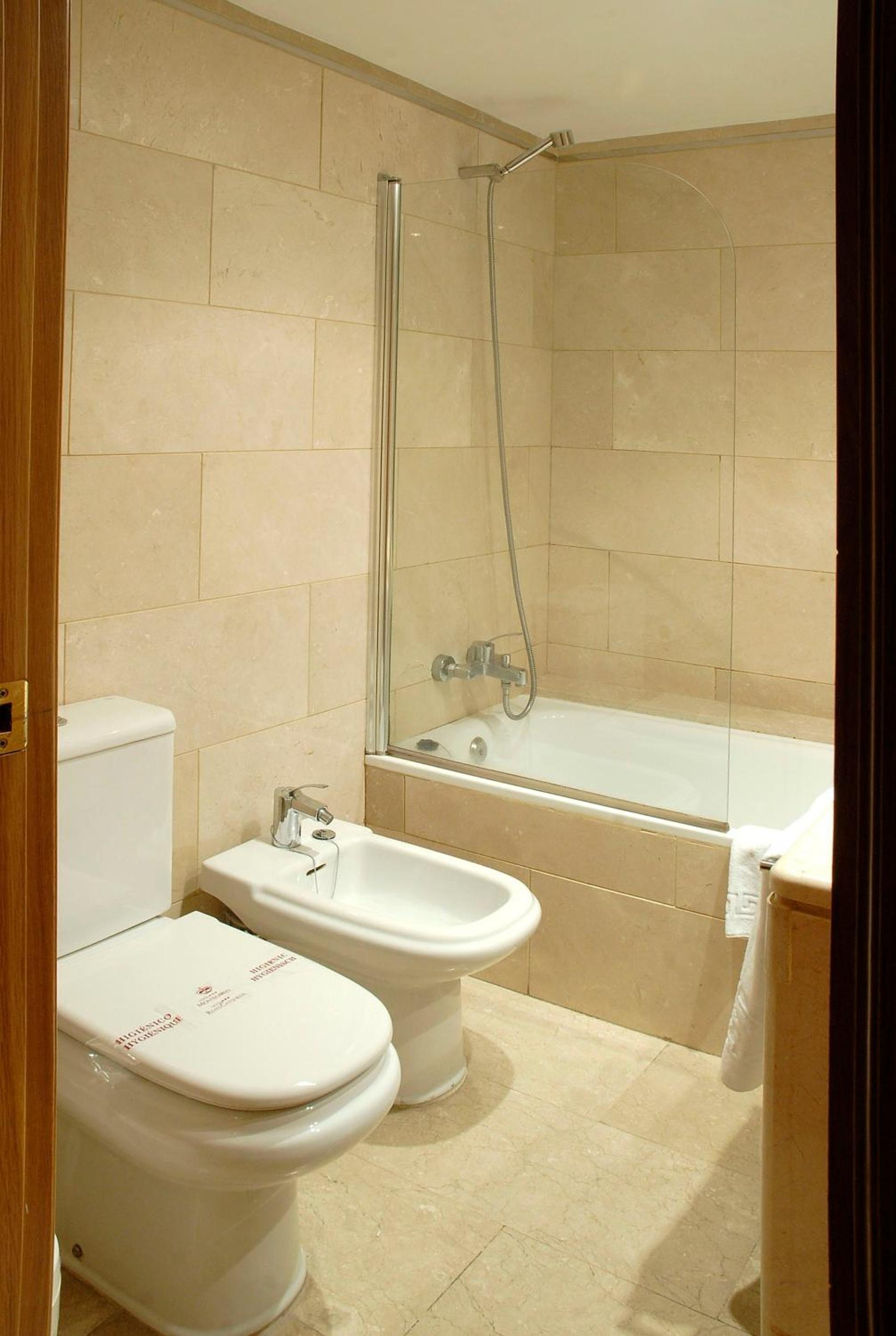 Double or Twin Room - Photo 4