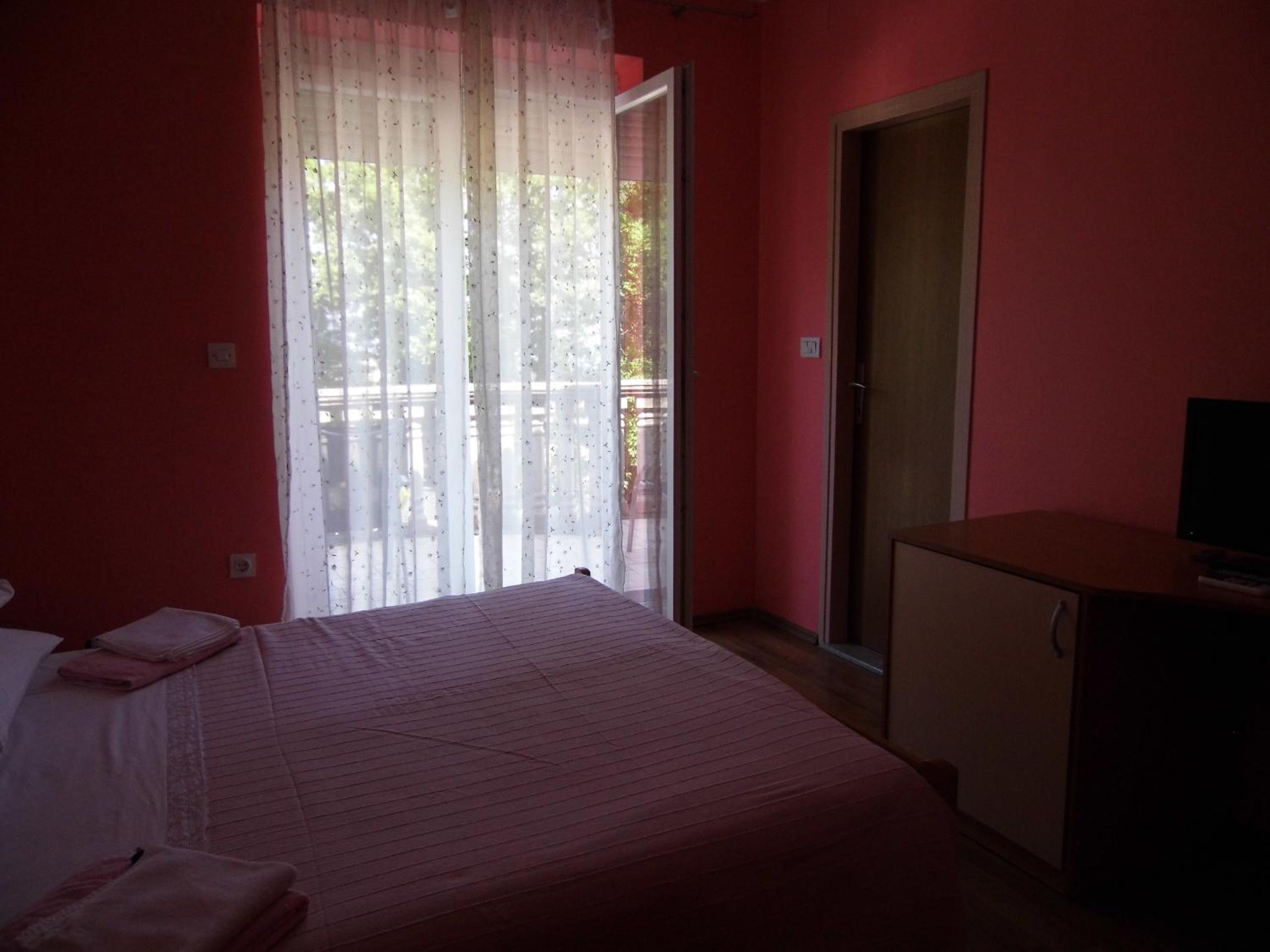 Double Room with Balcony - Photo 2