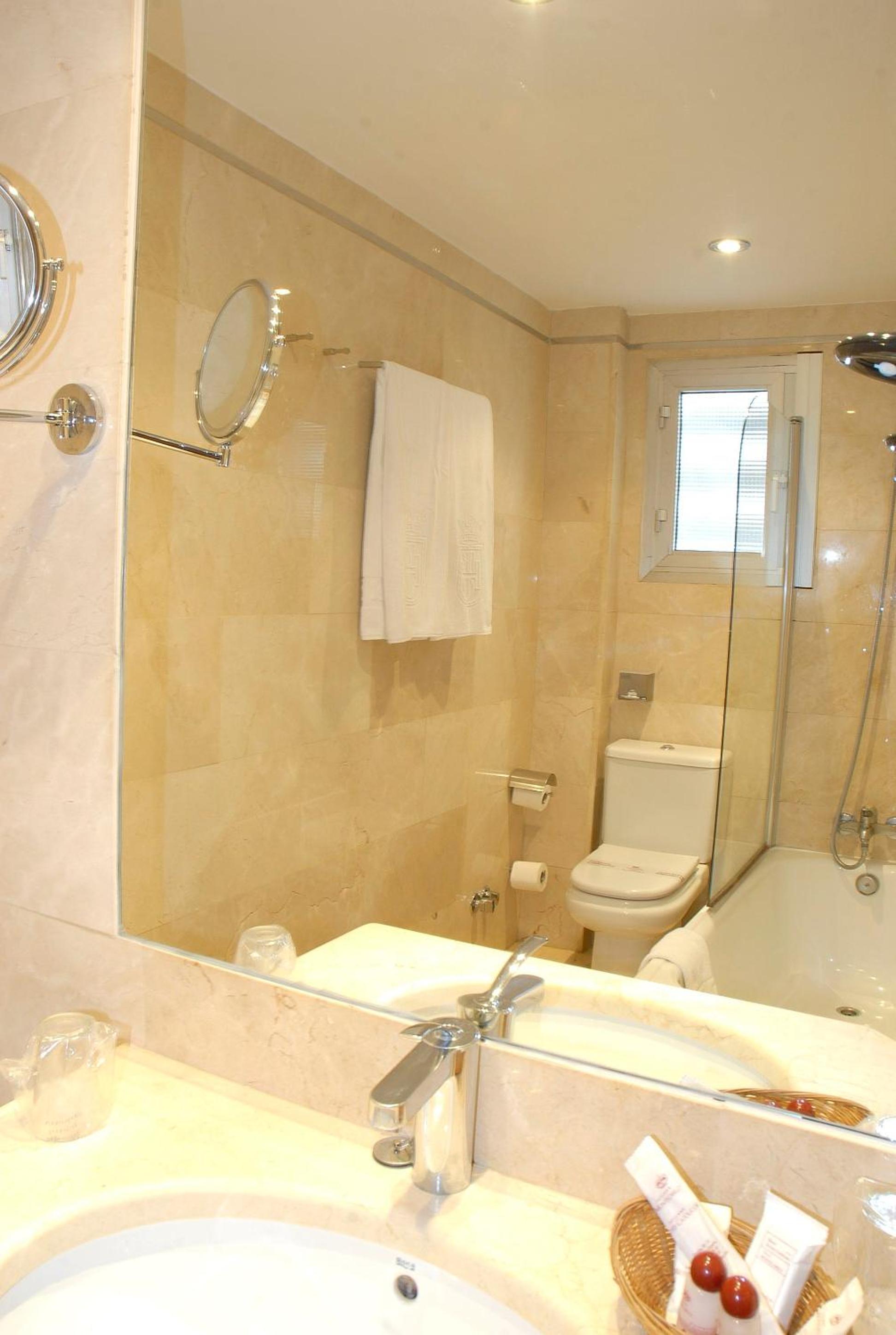 Double or Twin Room - Photo 5