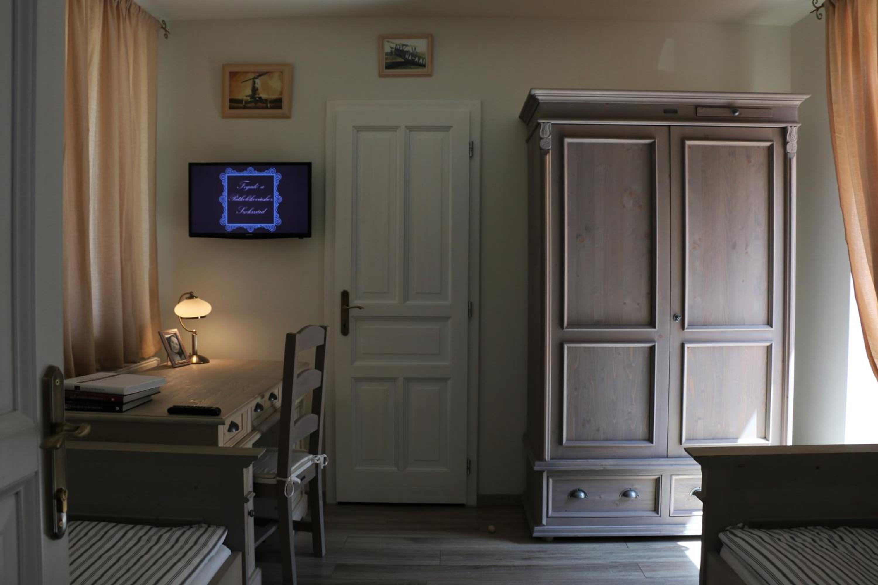 Twin Room With Private Bathroom photo 2