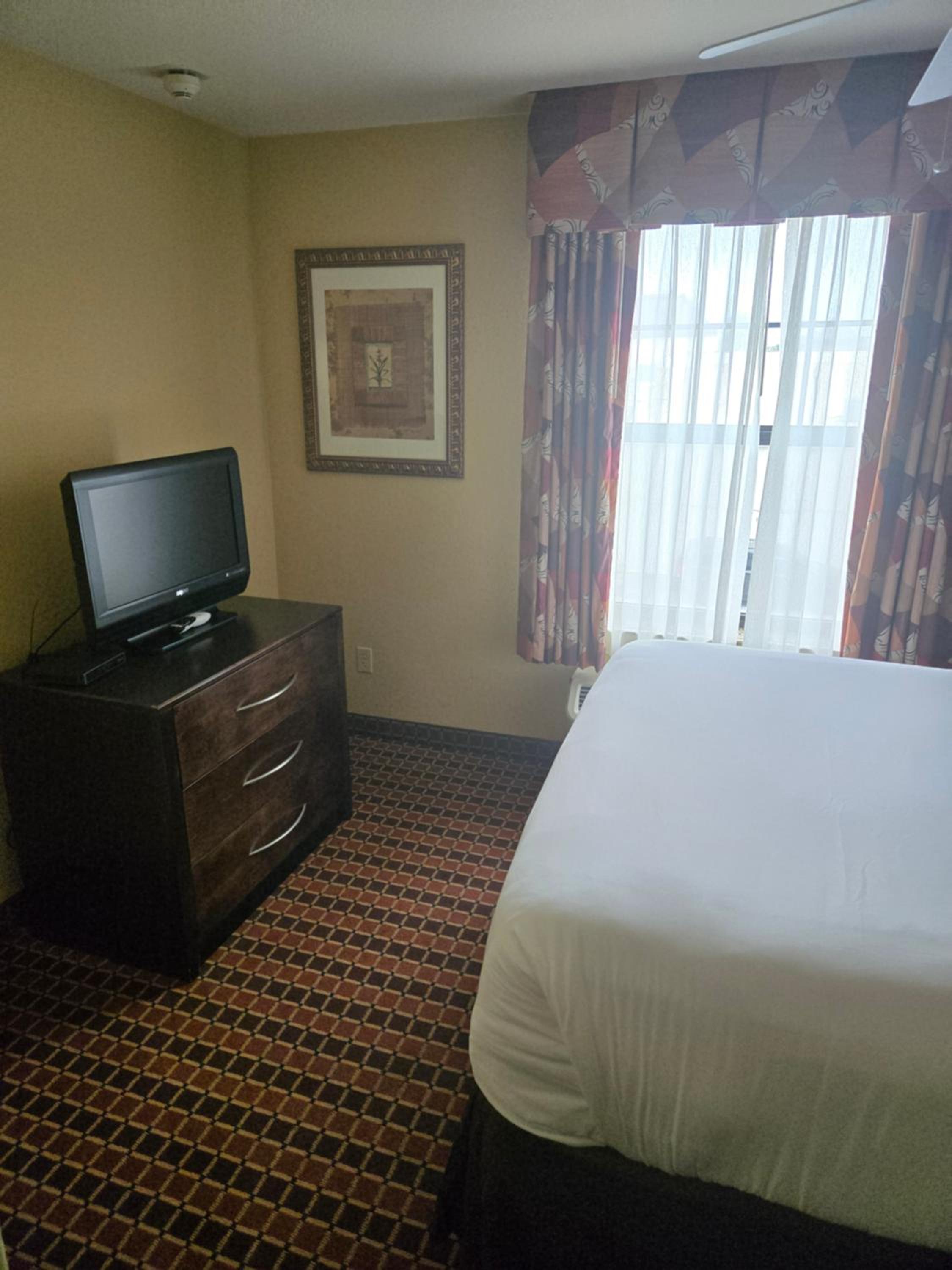Efficiency Queen Suite - Accessible/Non-Smoking - Photo 2
