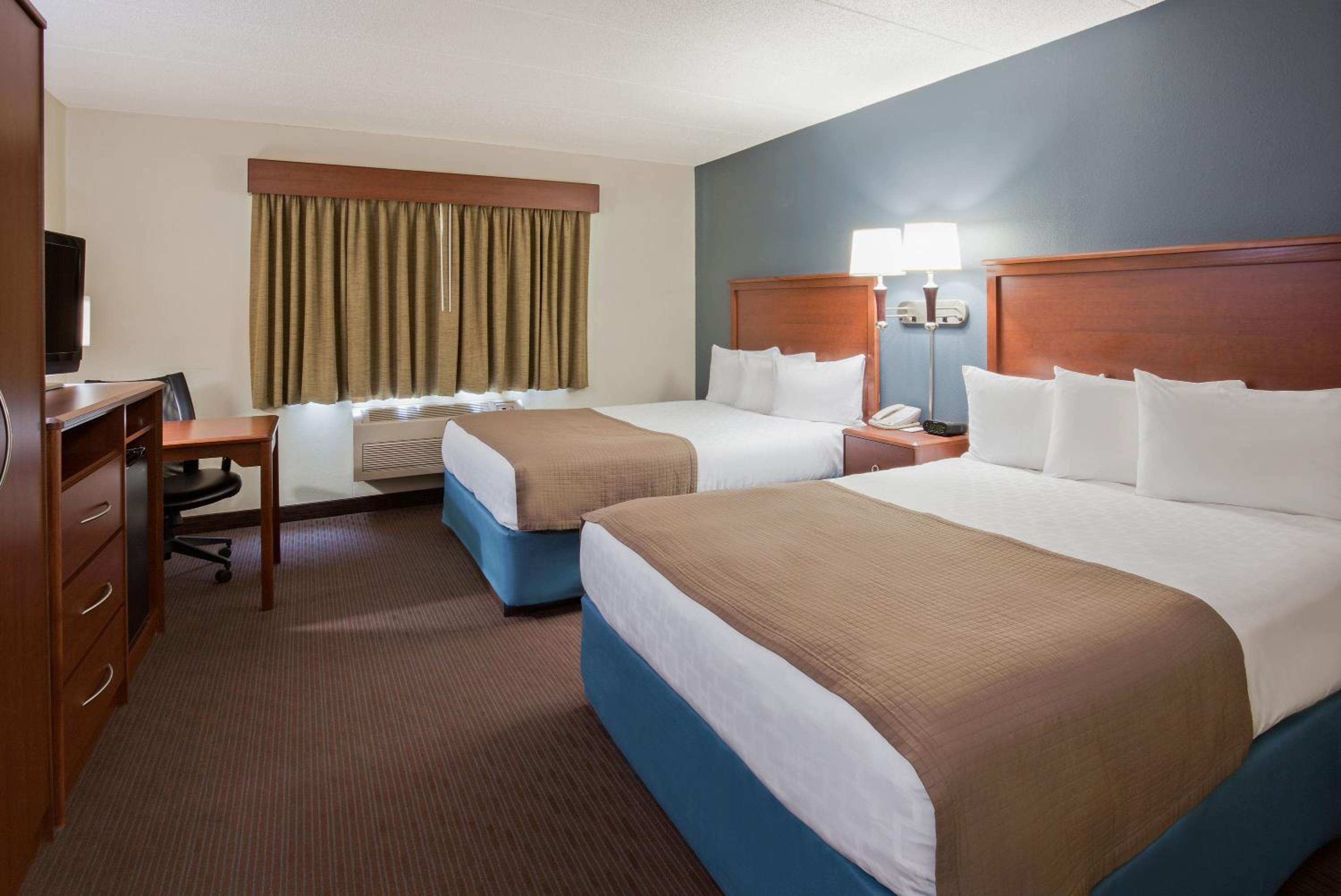Queen Room with Two Queen Beds - Non-Smoking photo 1