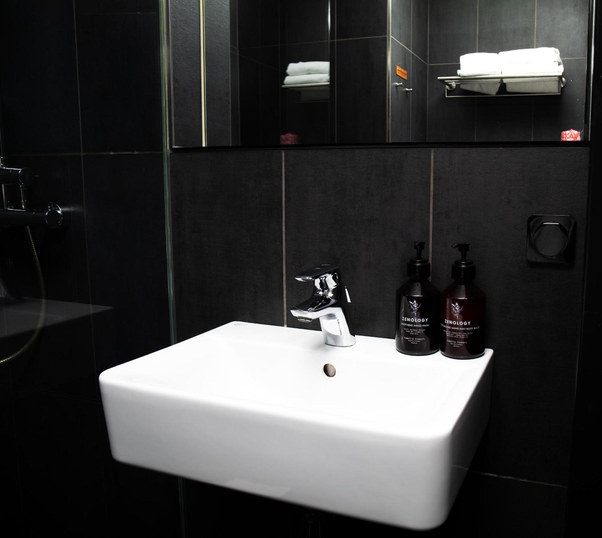Twin Room - Photo 5