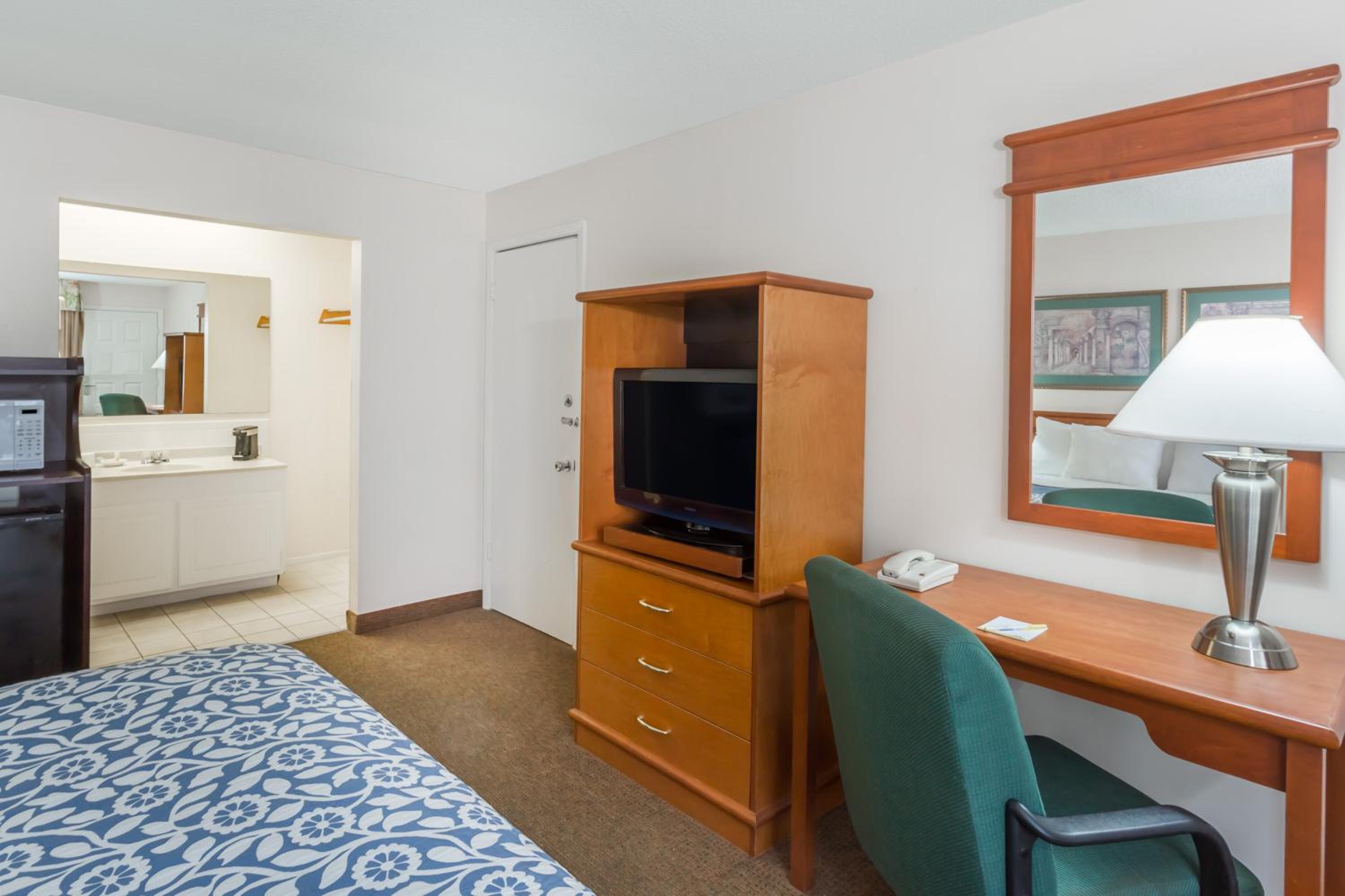 Deluxe Double Room with Two Double Beds - Non-Smoking - Photo 1