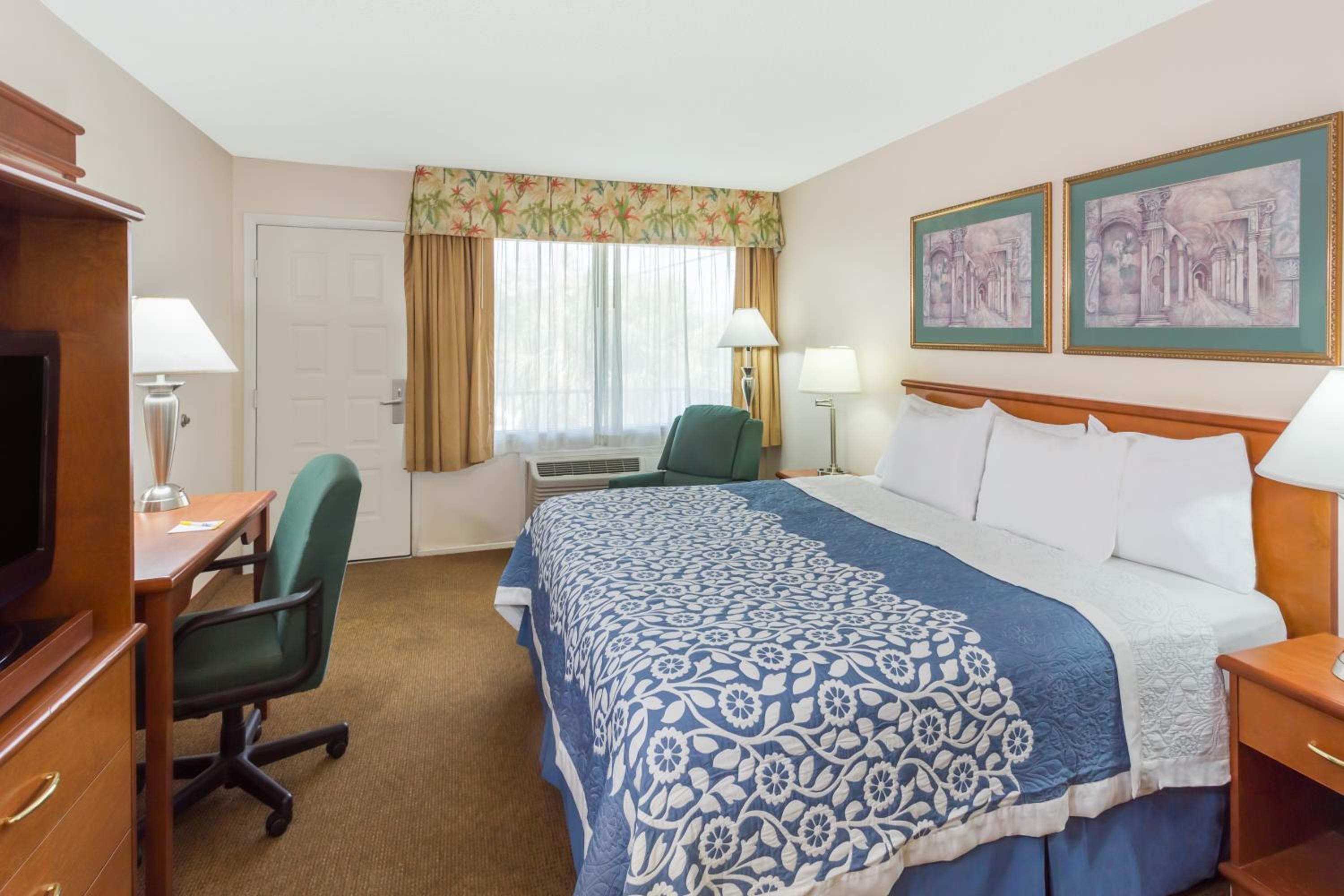 King Room - Non-Smoking - Photo 1