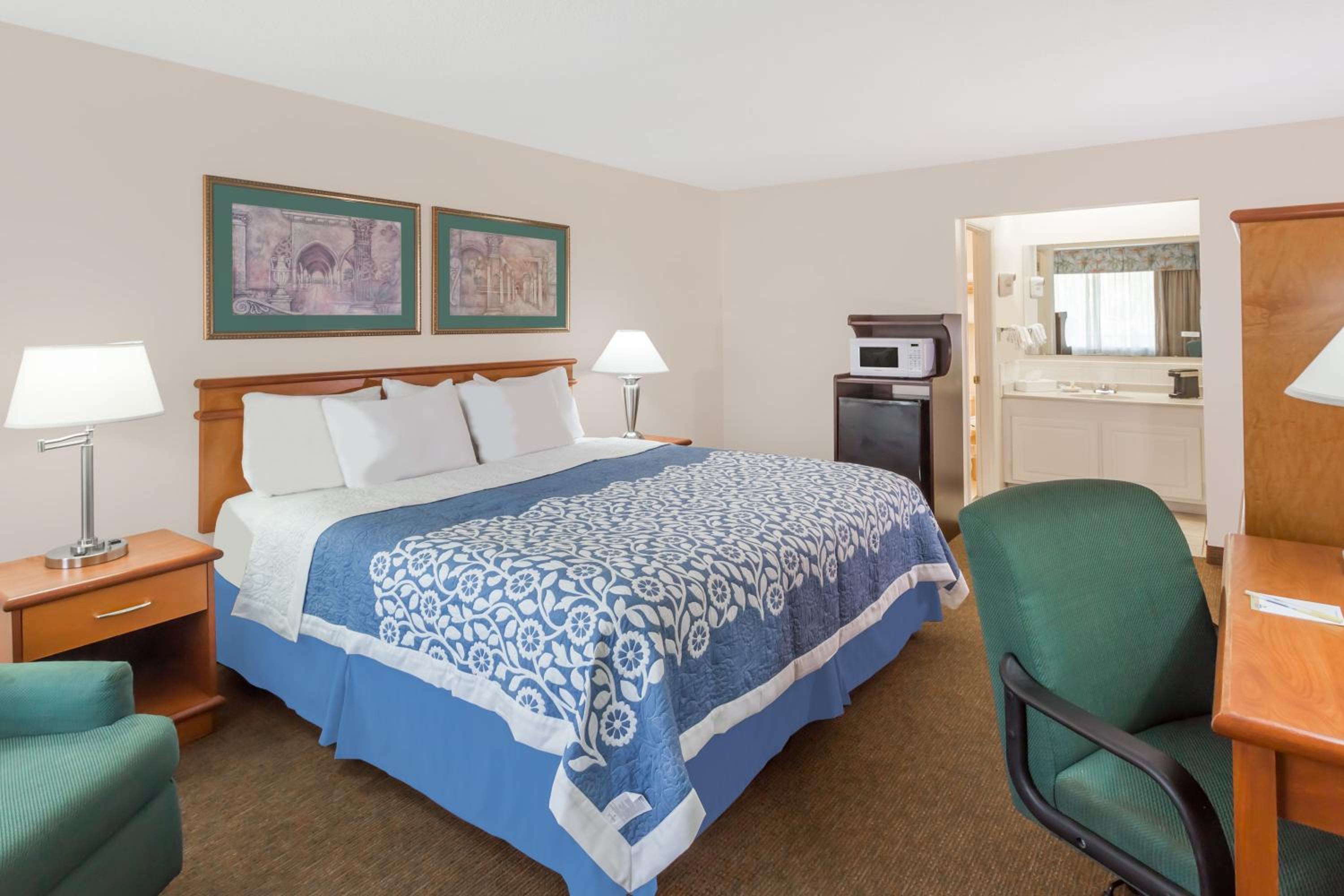 King Room - Non-Smoking - Photo 2