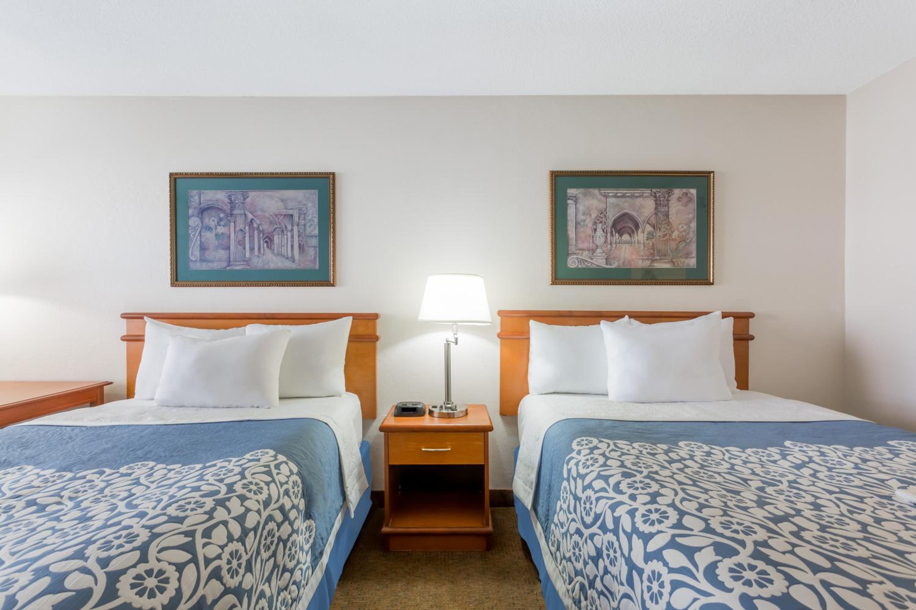 Deluxe Double Room with Two Double Beds - Non-Smoking - Photo 4