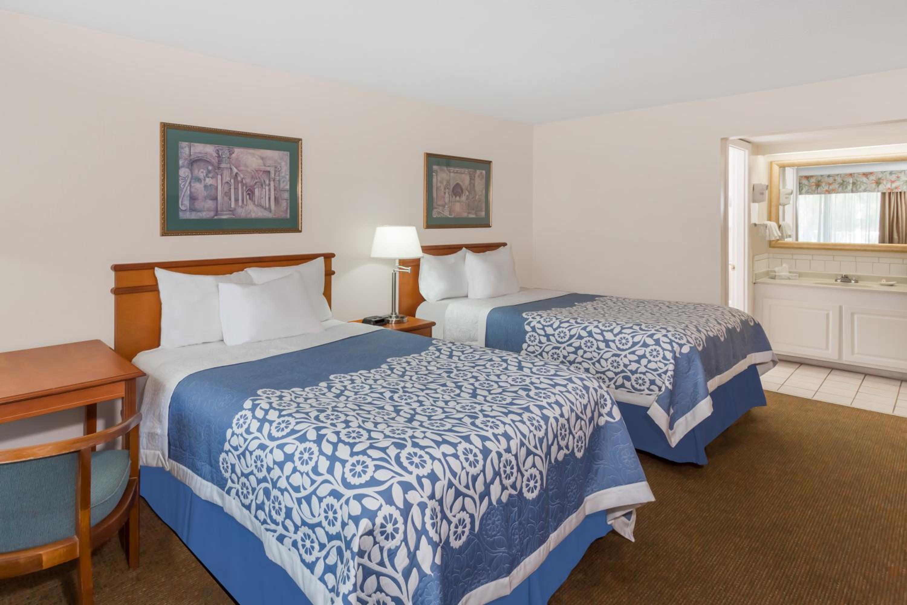 Deluxe Double Room with Two Double Beds - Non-Smoking - Photo 3