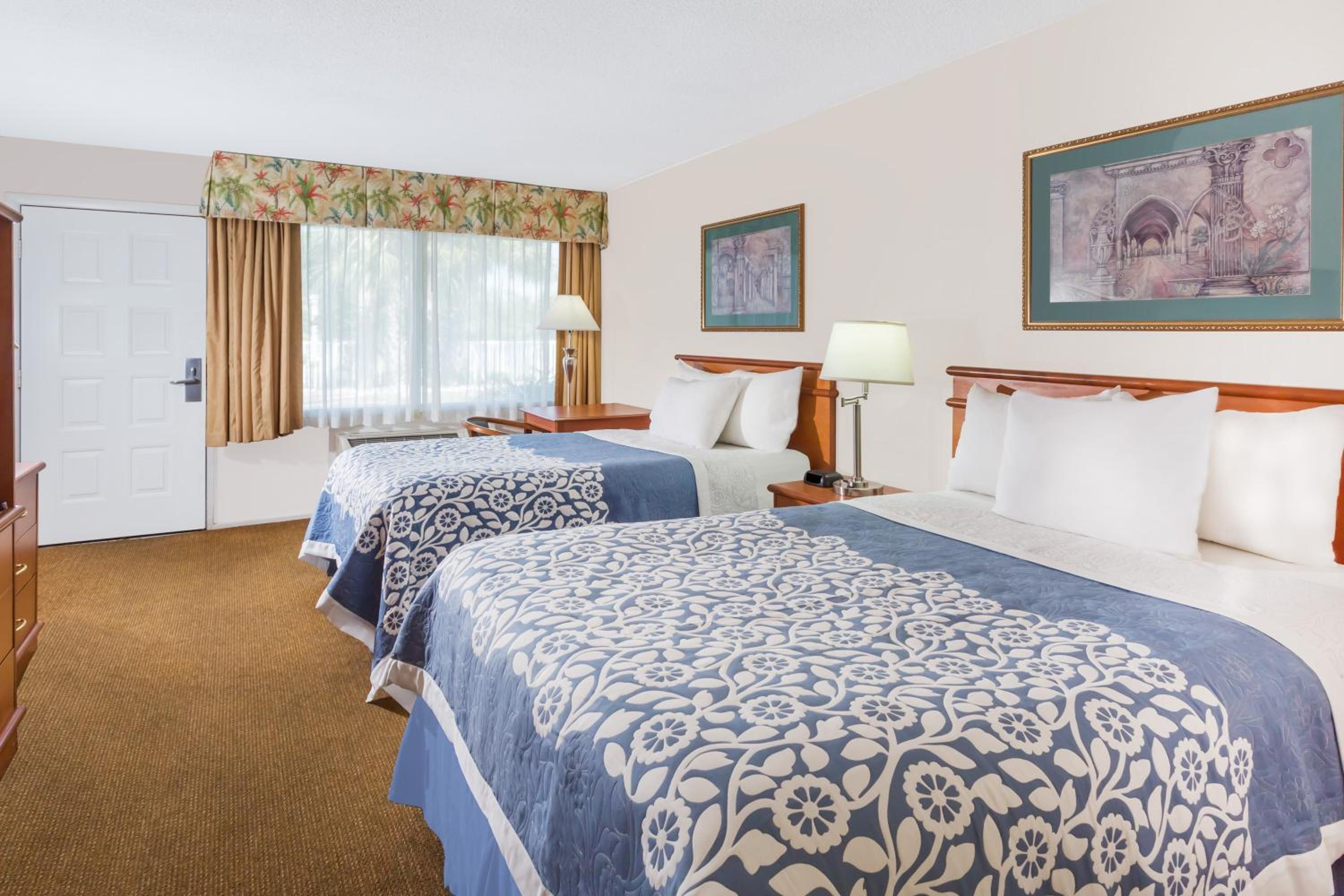Deluxe Double Room with Two Double Beds - Non-Smoking - Photo 5