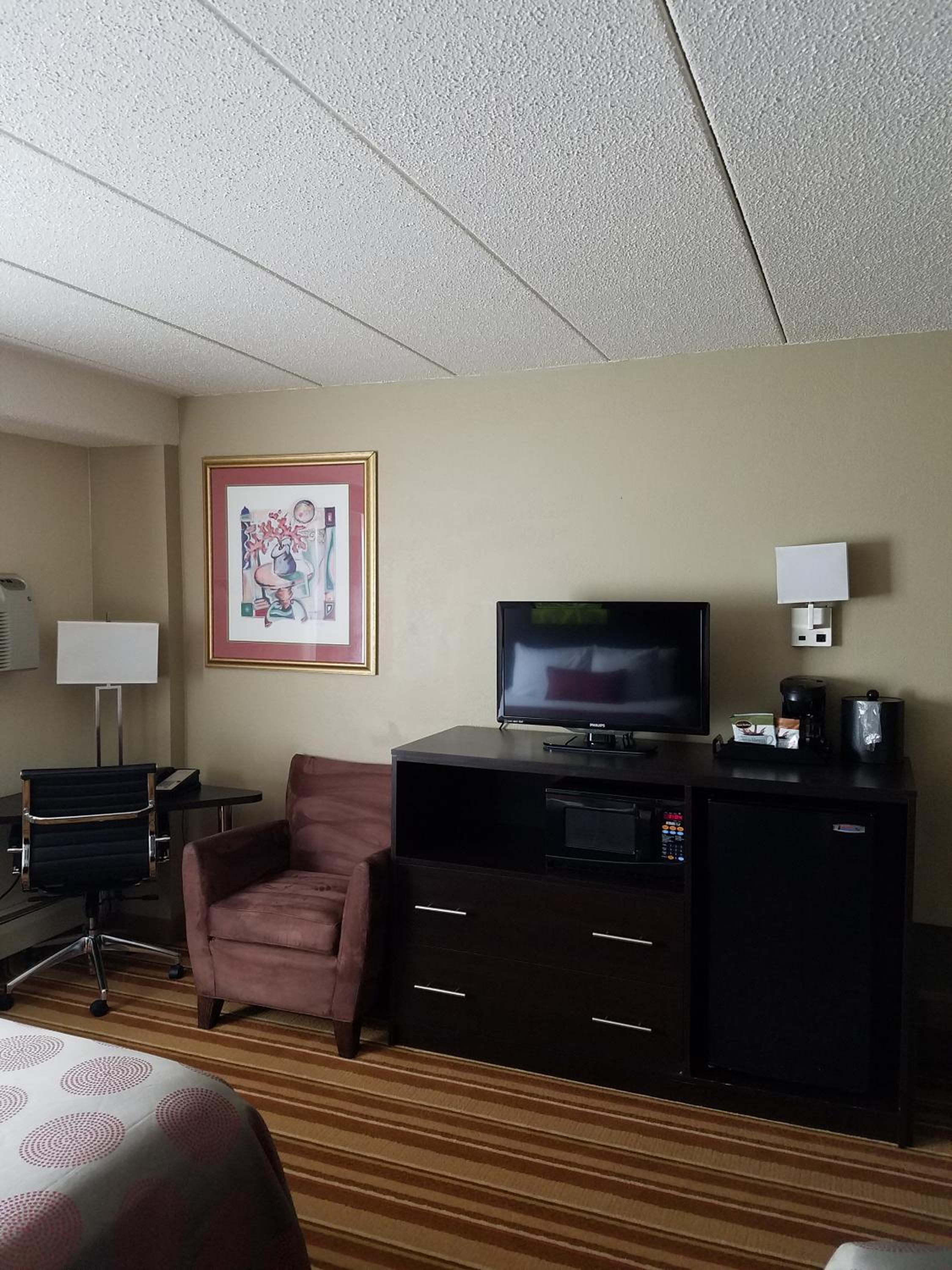 Queen Room with Two Queen Beds - Non-Smoking - Photo 2