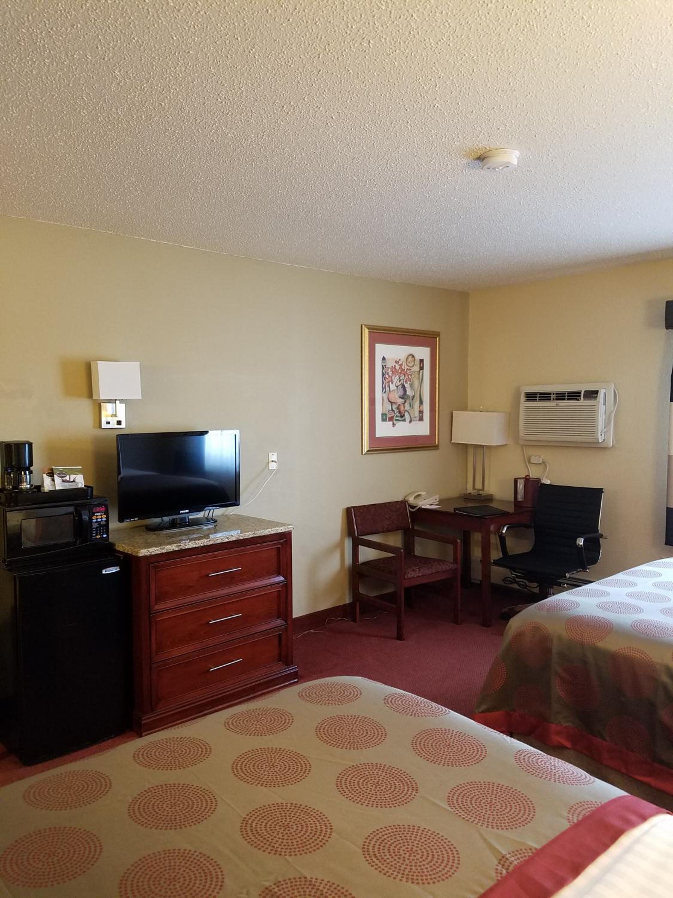 Queen Room with Two Queen Beds - Non-Smoking - Photo 8
