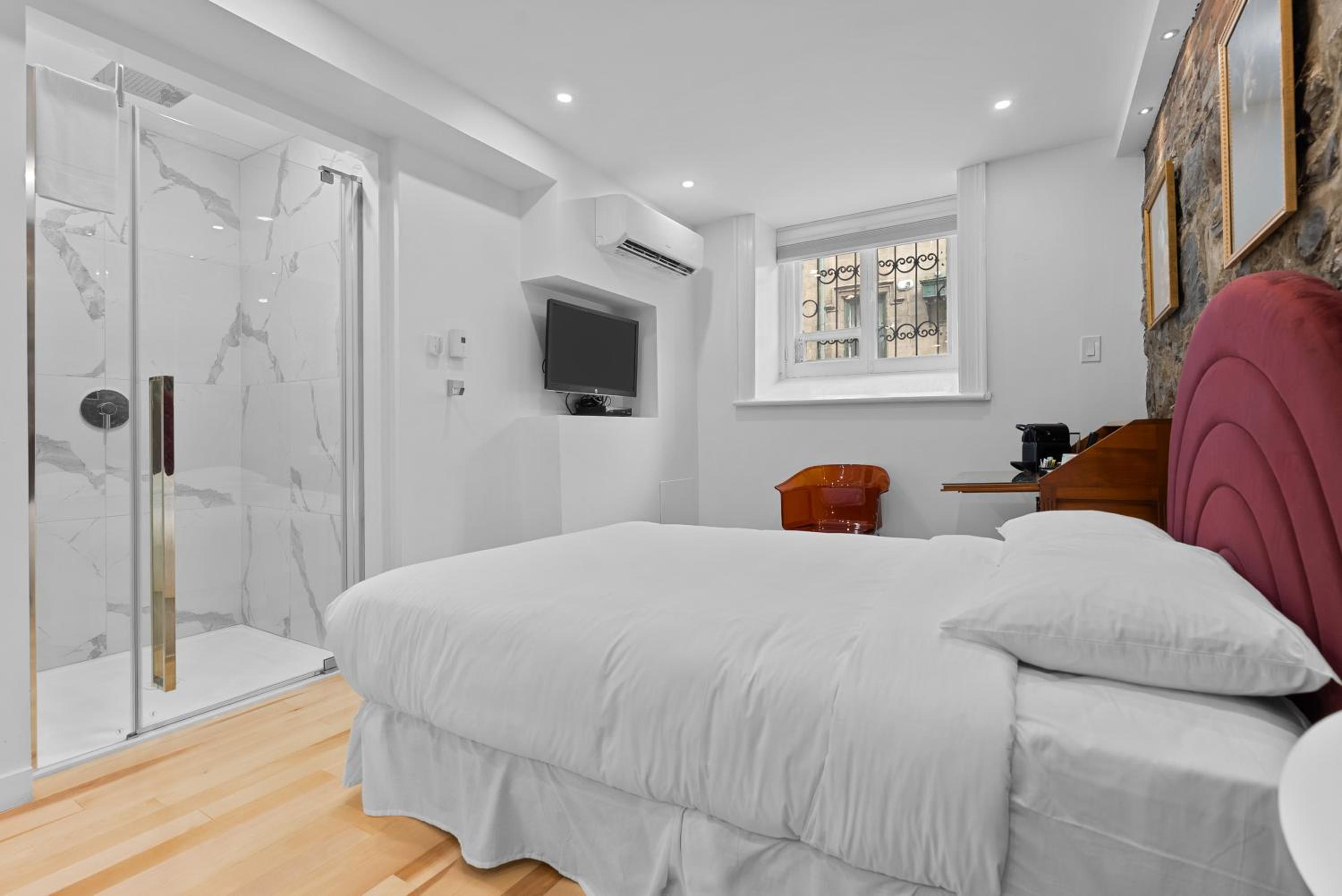 Double Room thumbnail 6