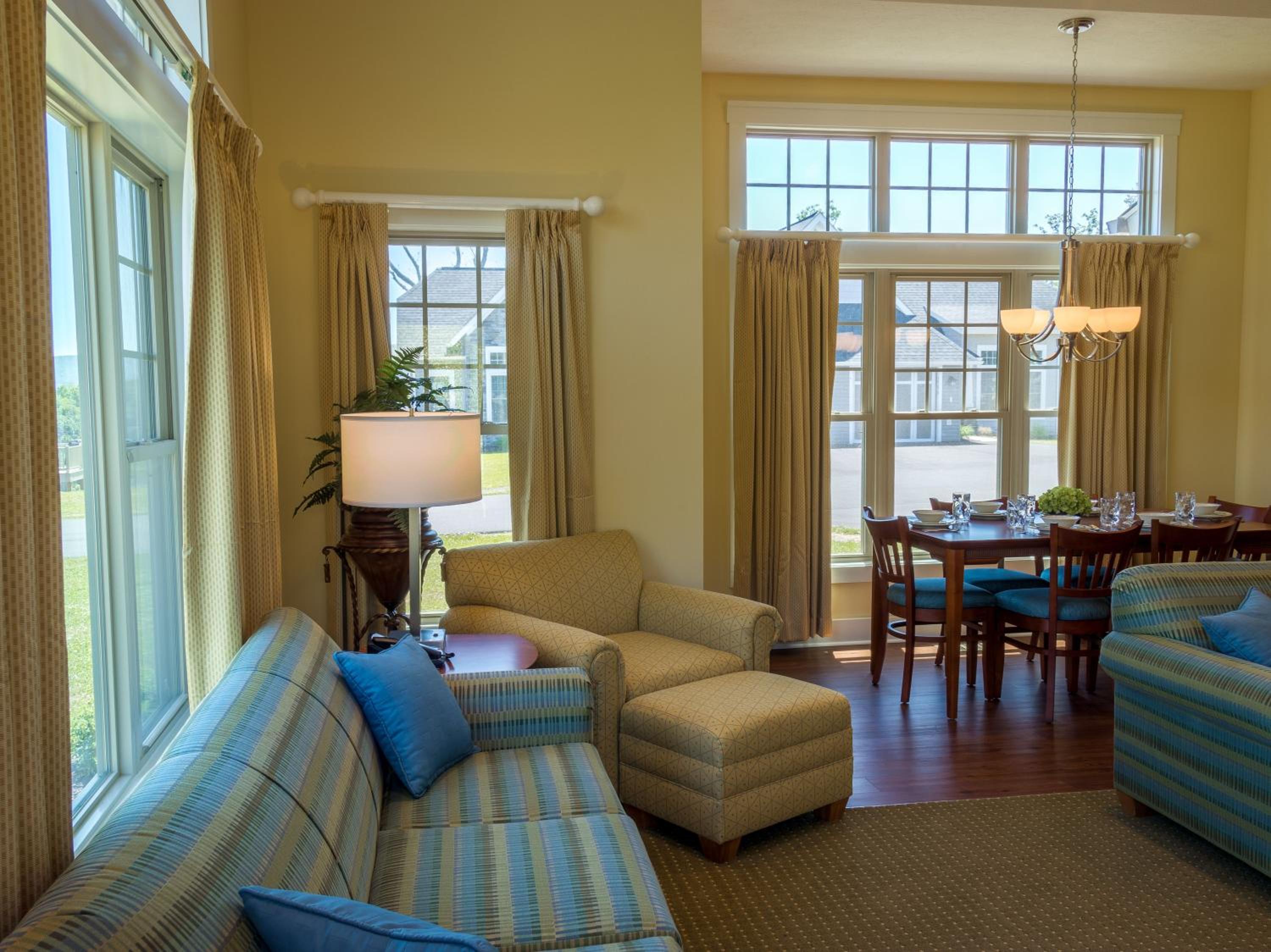 Regal Vistas 2 Bedroom Presidential Condo with Jacuzzi - Full Kitchen