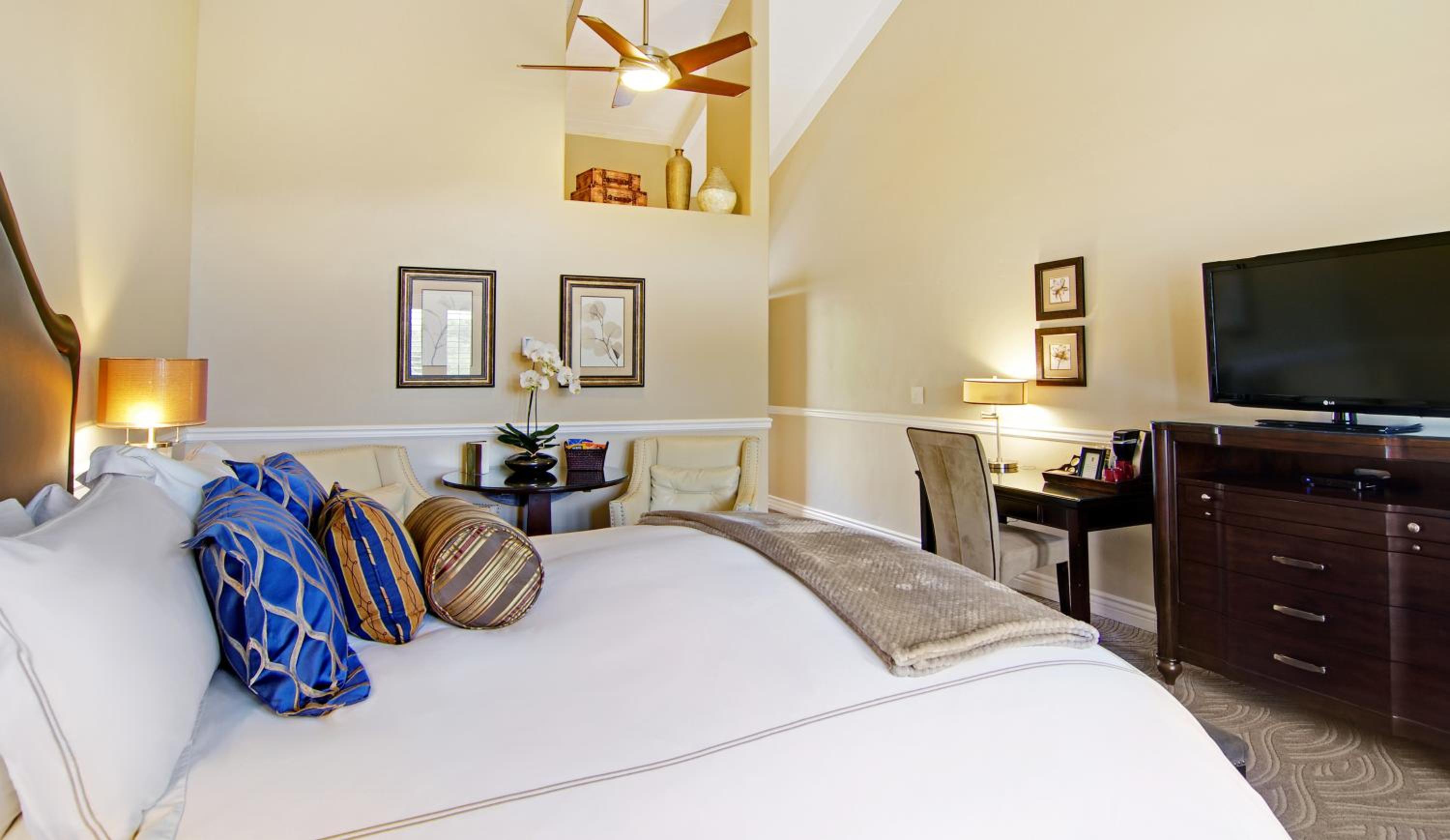 Deluxe King Room - Photo 7