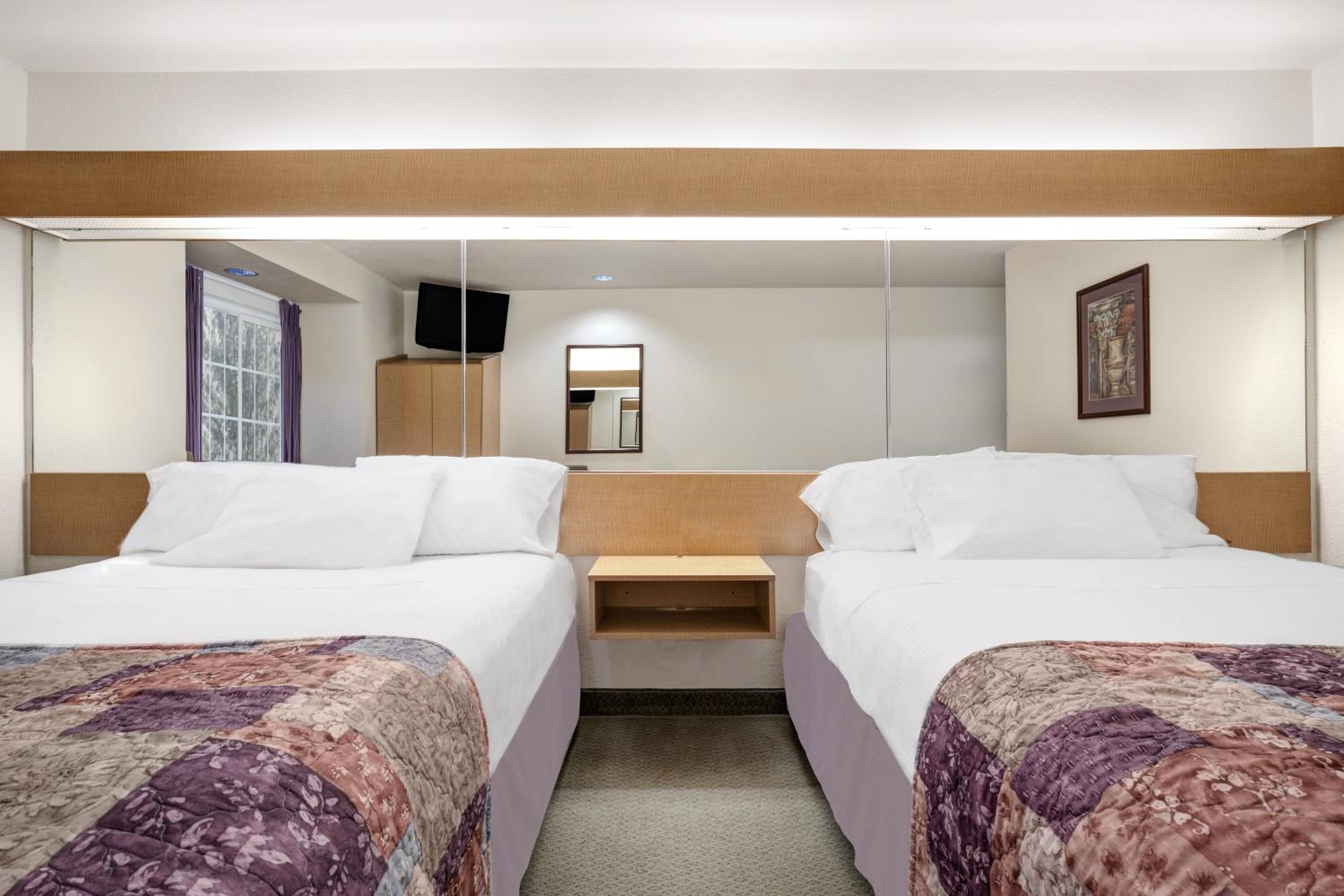 Queen Room with Two Queen Beds - Non-Smoking - Photo 4