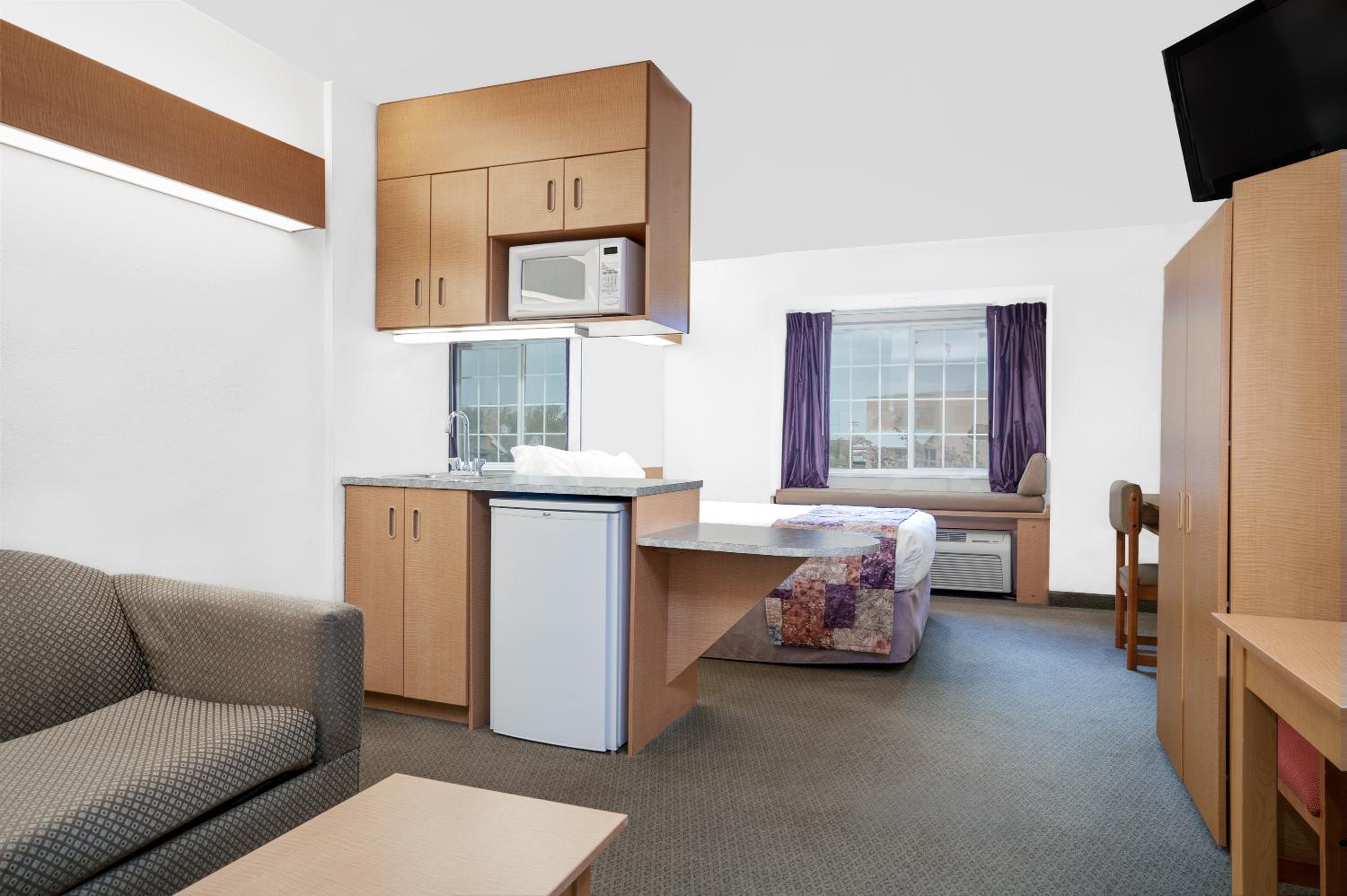 Queen Suite - Non-Smoking - Photo 3
