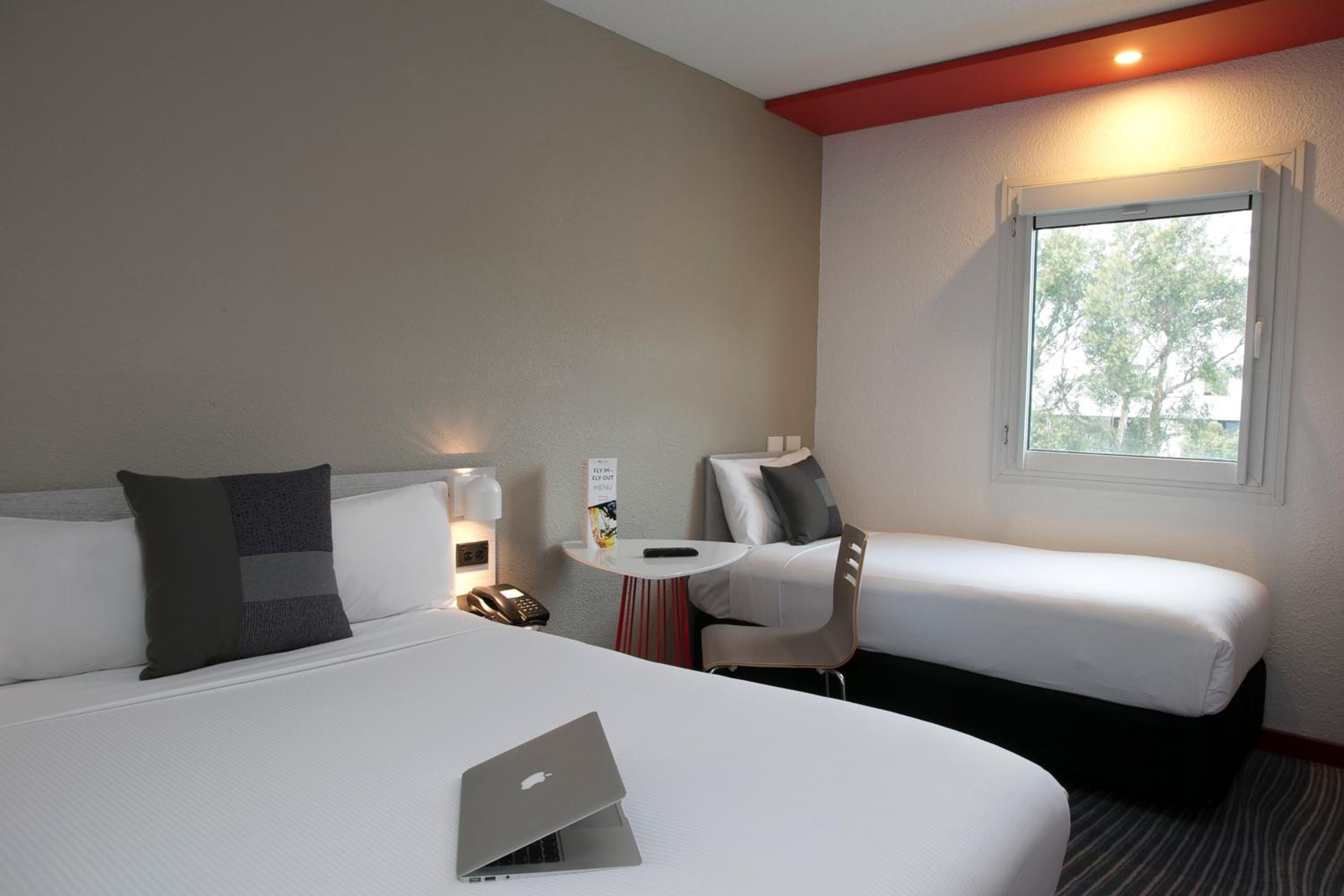 Standard Twin Room thumbnail 5
