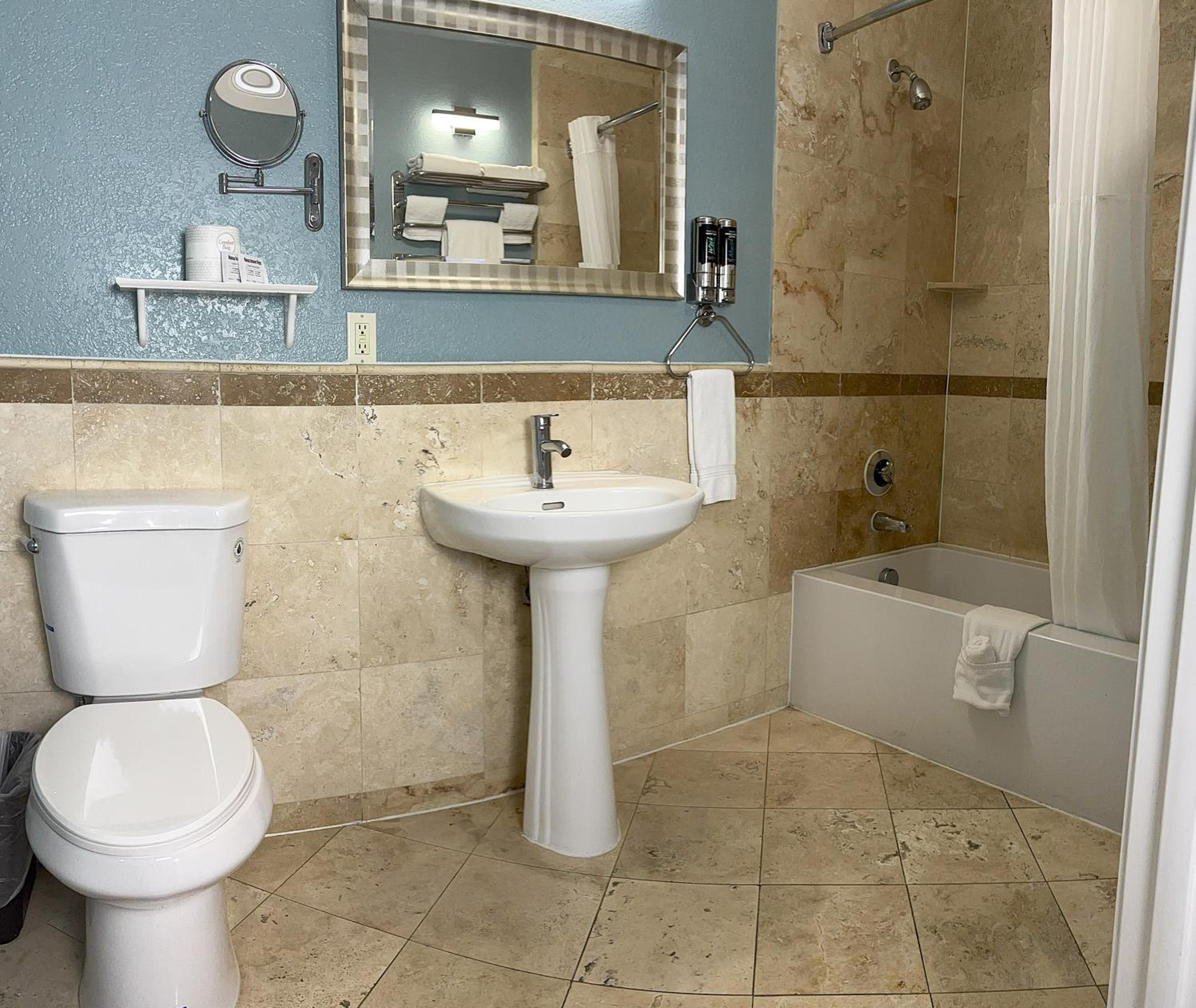 King Suite with Balcony - Photo 3