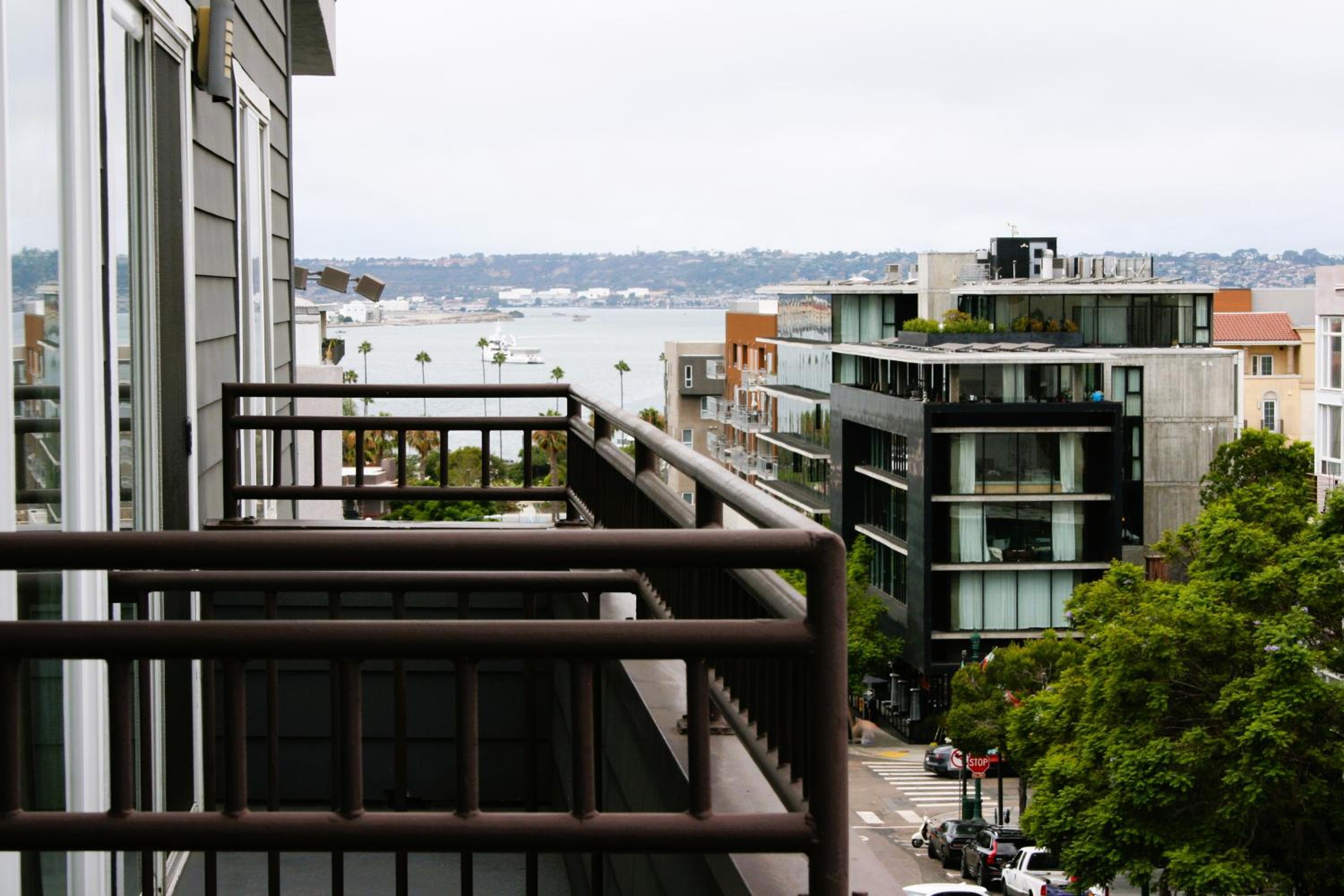 King Suite with Balcony - Photo 4