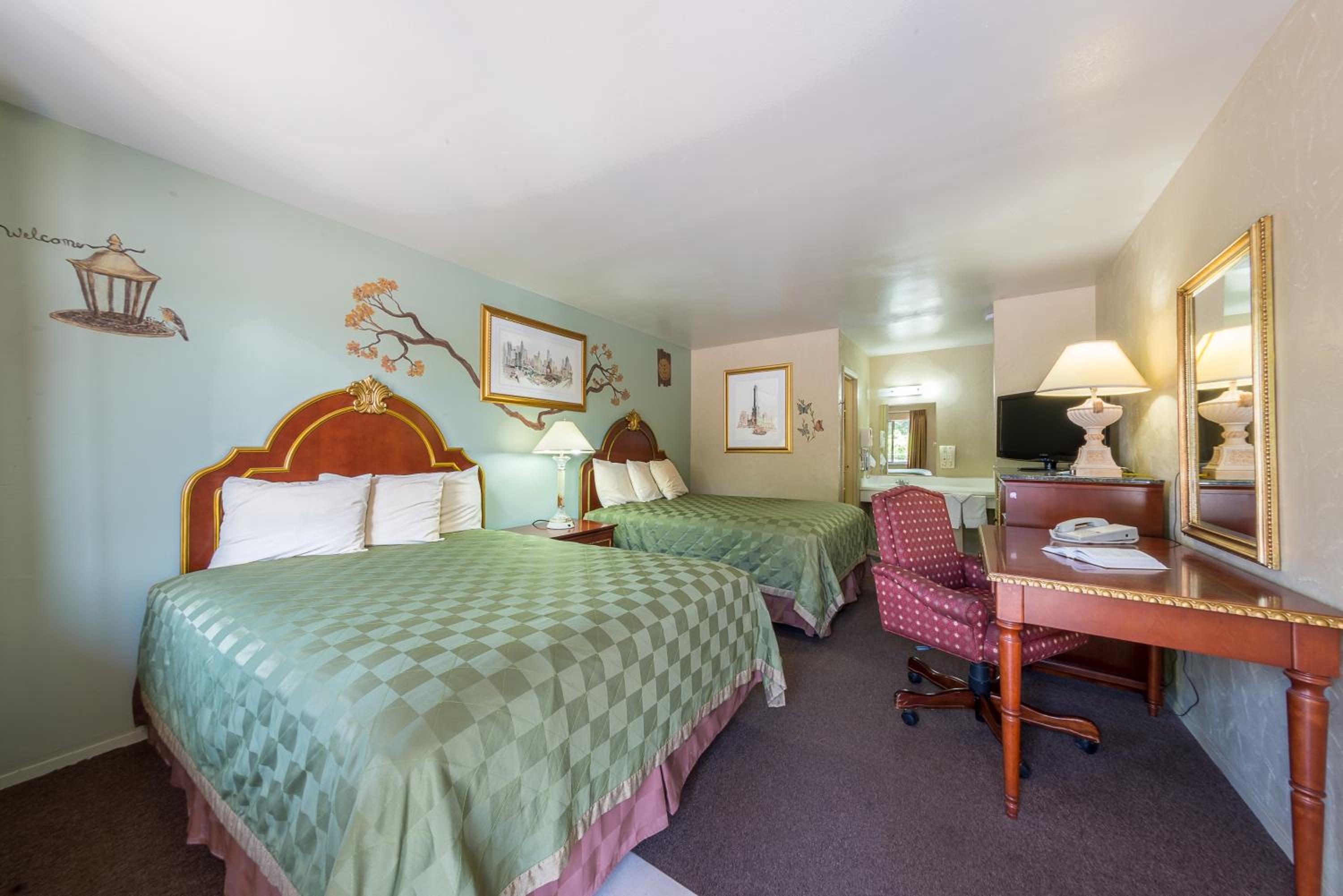 Queen Room with Two Queen Beds - Non-Smoking - Photo 1