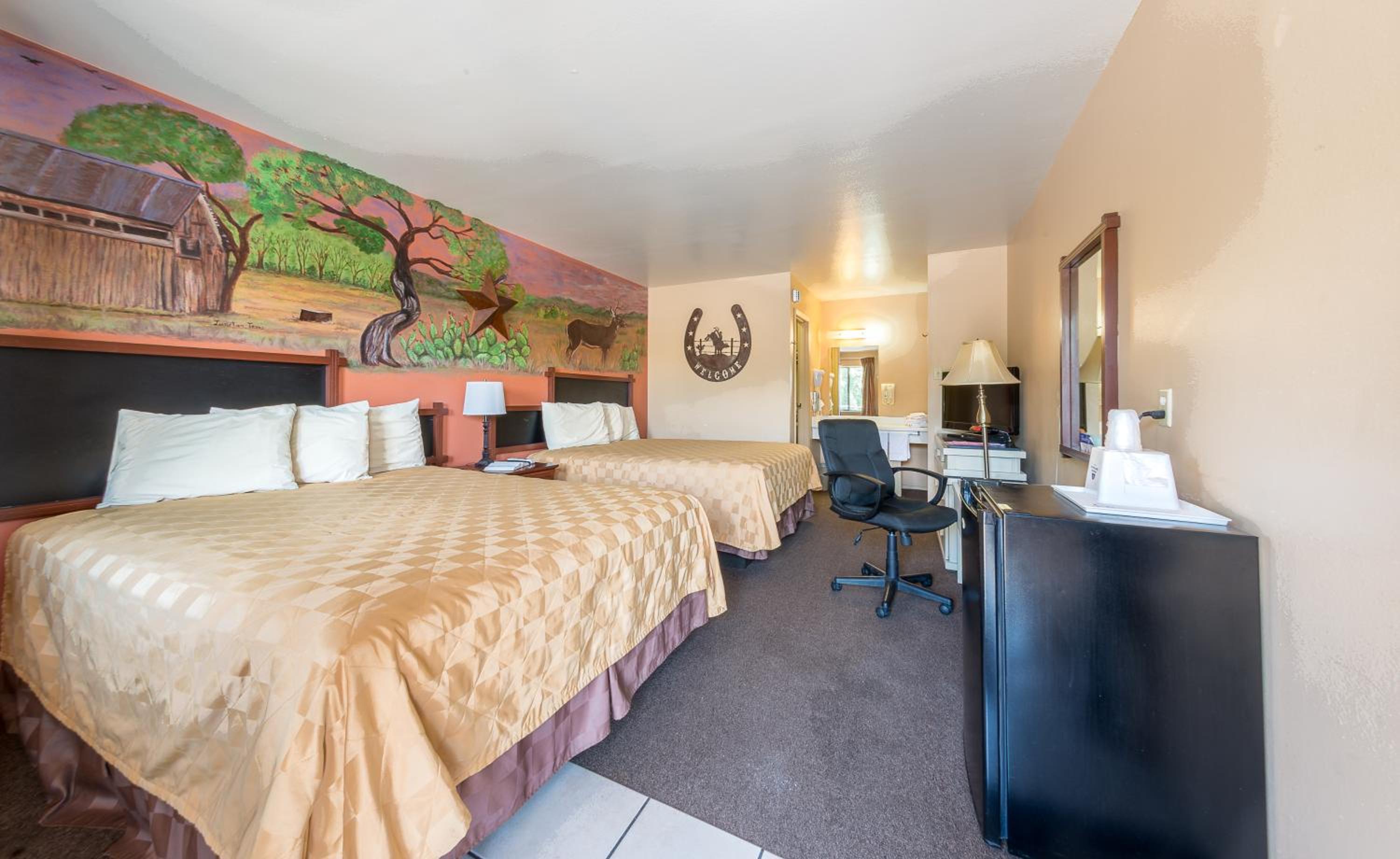 Queen Room with Two Queen Beds - Non-Smoking - Photo 3