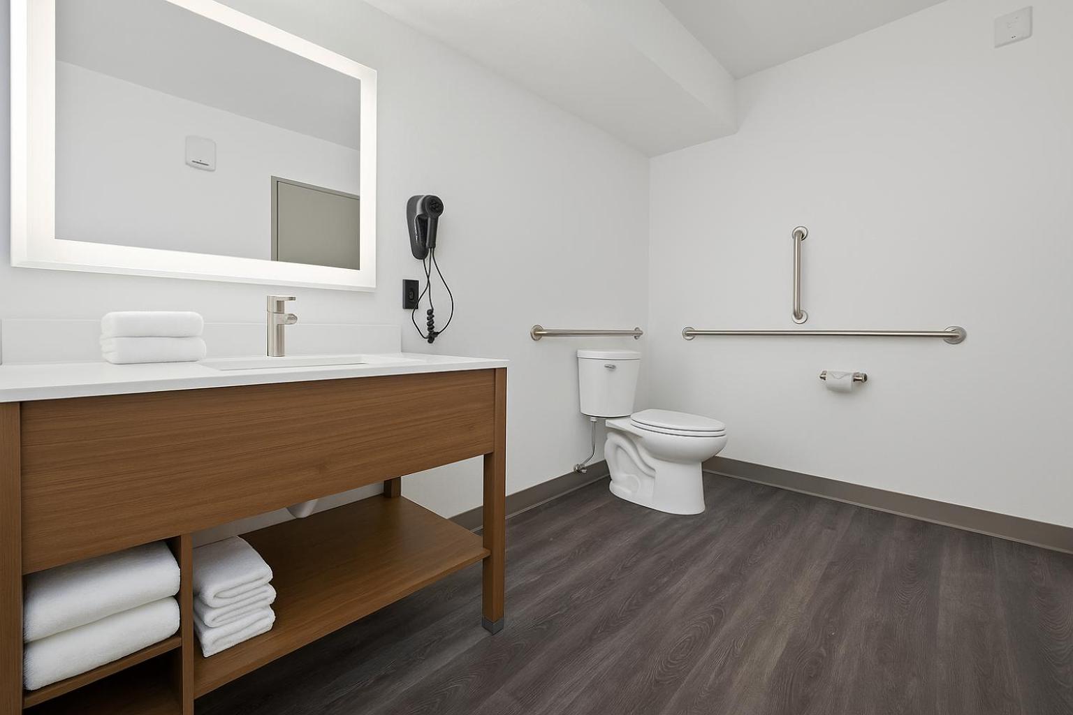 Queen Room with Roll-in Shower - Mobility Accessible/Non-Smoking photo 1