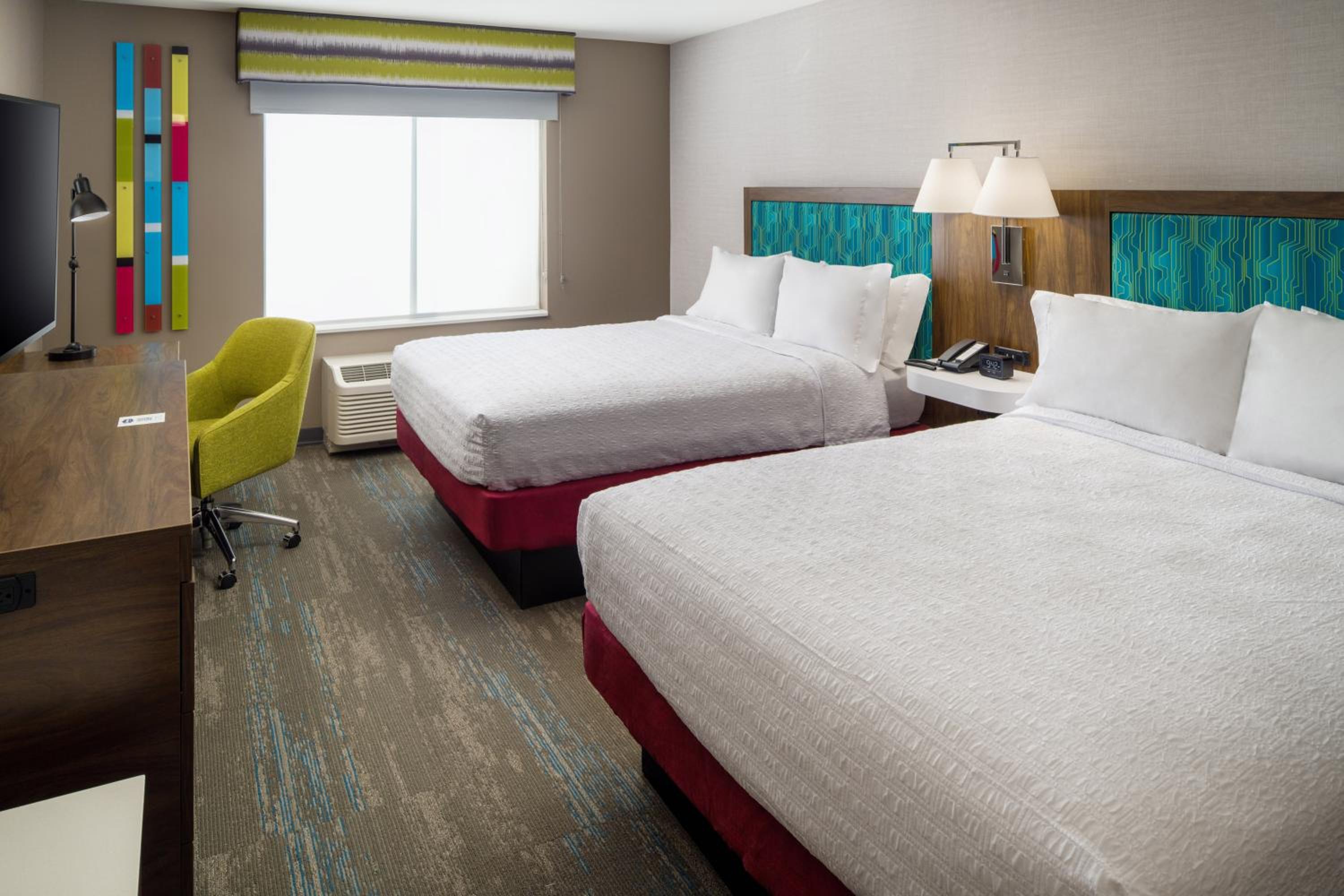 Queen Room With Two Queen Beds - Non-Smoking photo 3