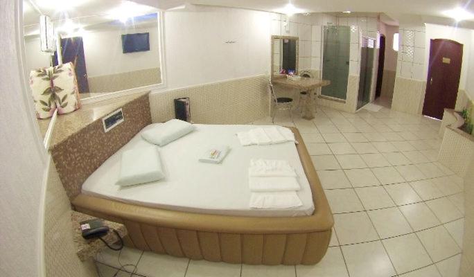 Deluxe Queen Suite photo 2