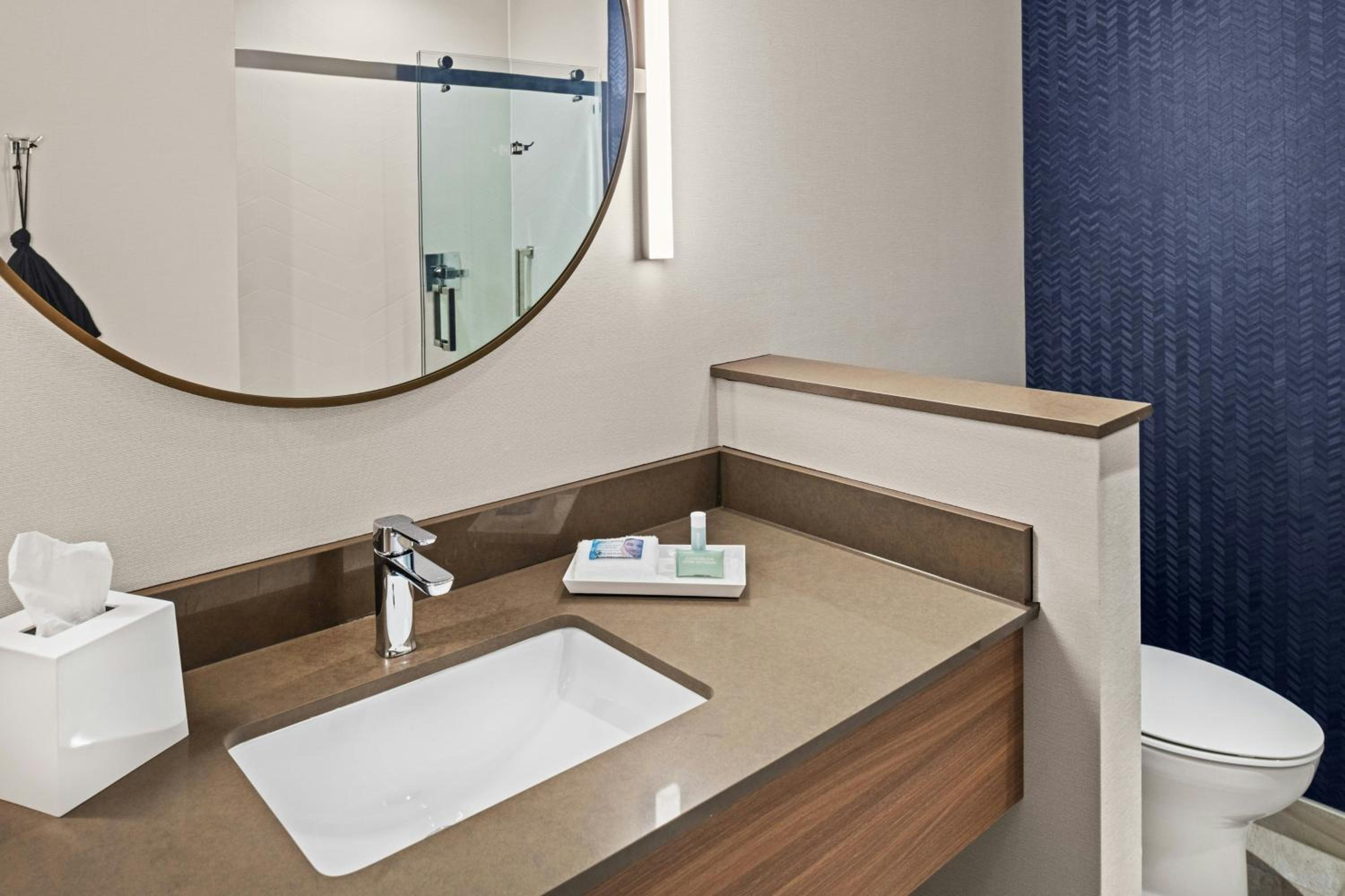 Queen Room with Two Queen Beds and Adapted Tub - Mobility Accessible - Photo 6
