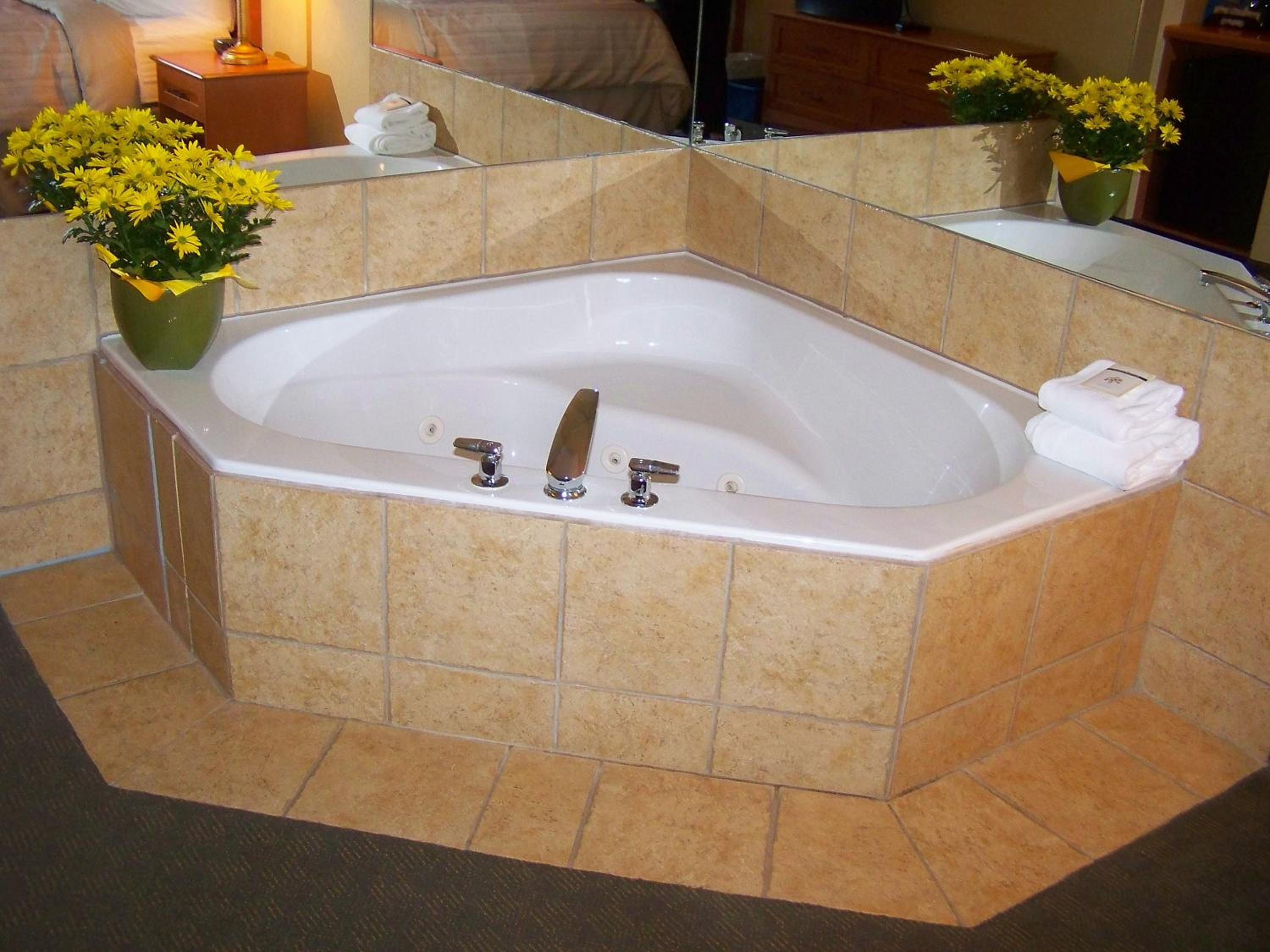 King Suite with Hot Tub - Non-Smoking - Photo 4